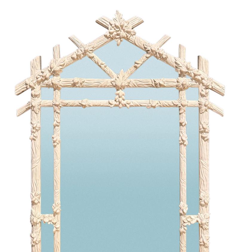 Grande specchio da parete in stile Hollywood Regency di metà secolo, bianco opaco/crema, in faux bois. Questo specchio in stile cineseria, molto dettagliato, presenta una solida cornice in composizione pesante con motivi floreali, ghiande e