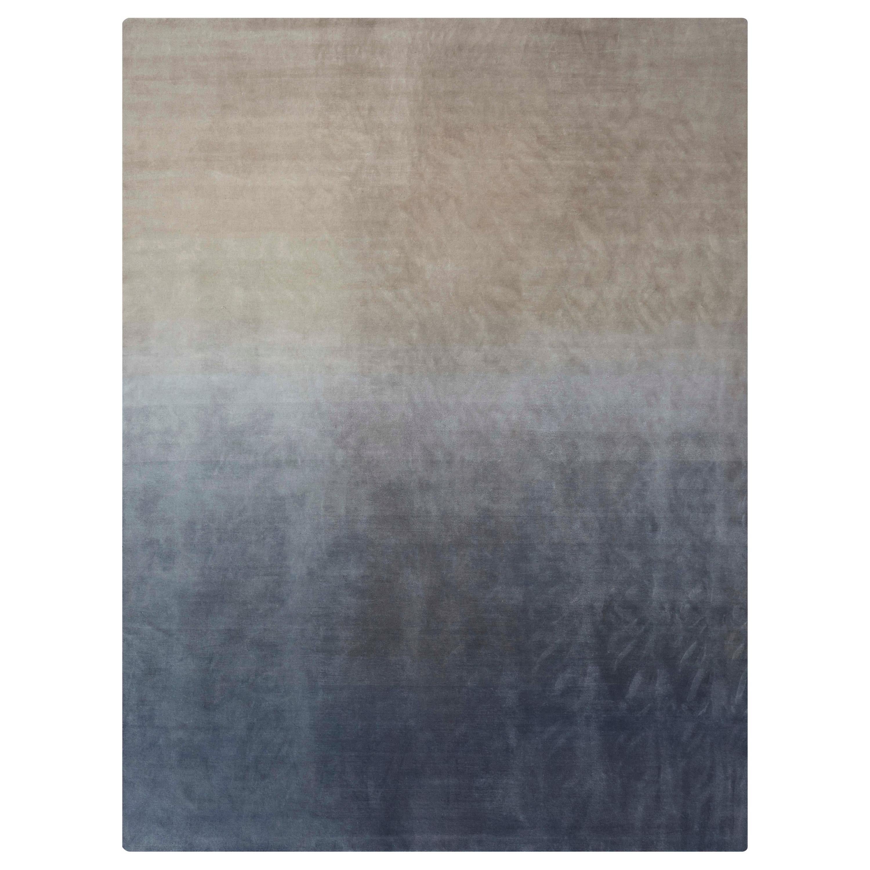 En vente : Gray (Beige Gray) Petit tapis Degrade noué à la main par Patricia Urquiola