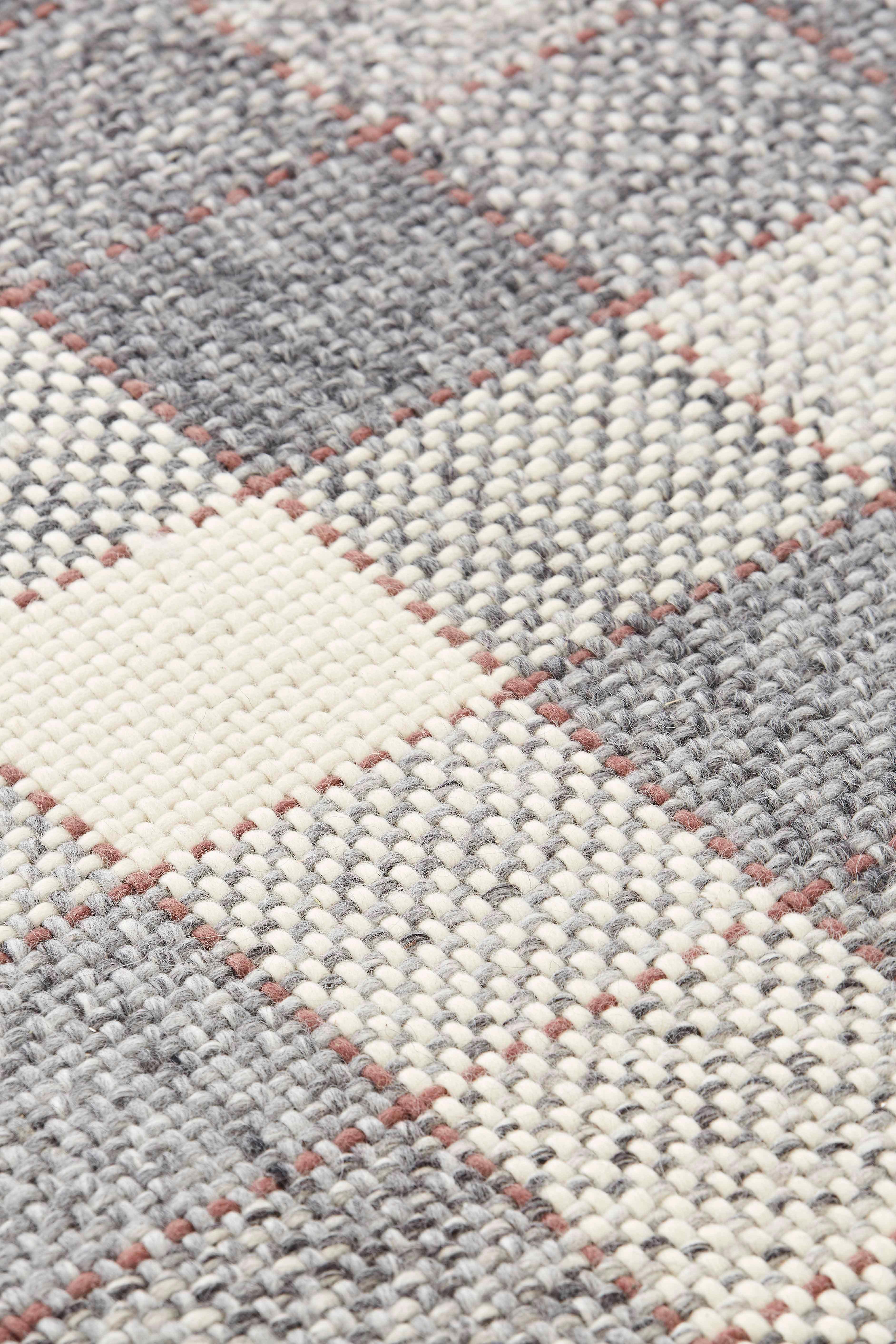 Neutral tones and warp and weft are the starts in this new collection, handwoven, from the GAN team. Cuadros plays with natural wool colors, flexible threads and a classic design, to create comfortable and calm spaces that work well in any