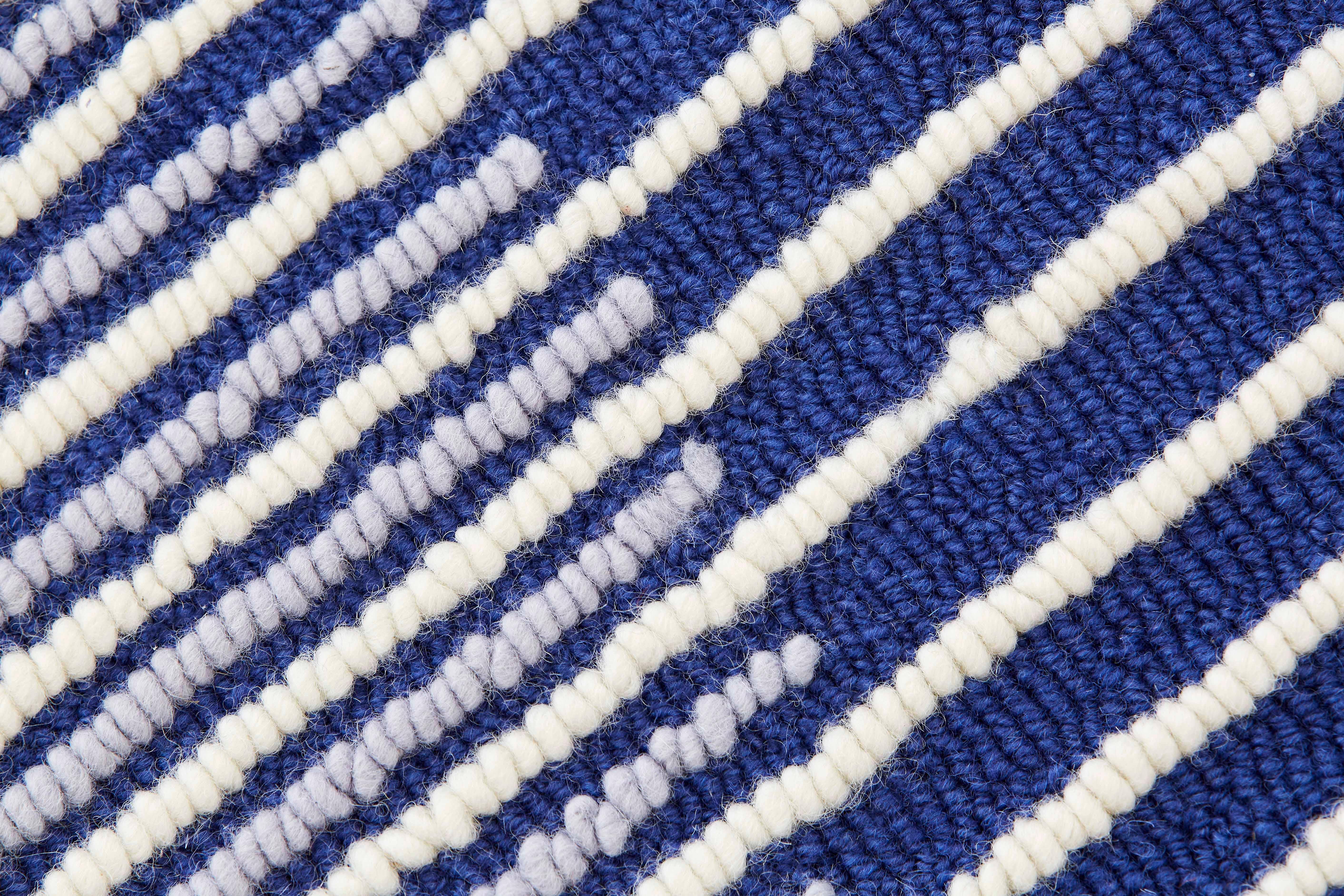 GAN Handgetufteter Sperrteppich in Blau von MUT Design (Moderne) im Angebot