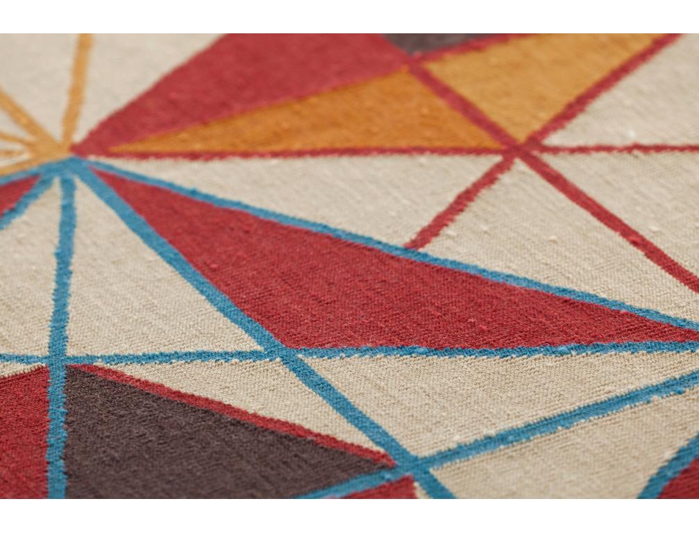 Un tapis de base, classique, pratique, accessible... et maintenant aussi contemporain. Toujours en laine, réversible et manifestement faite à la main. Matériaux : 100% laine. Technique : Kilim.
 