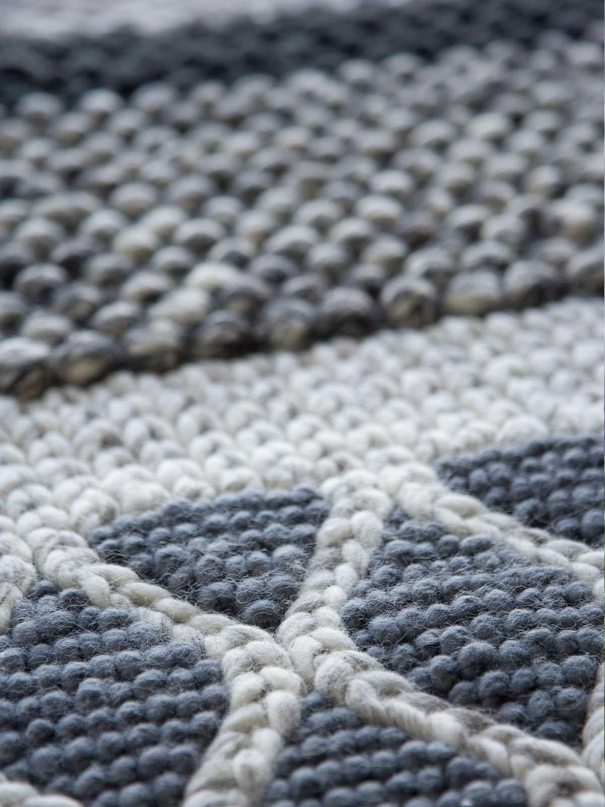 A revolution in the world of rugs called Mangas Original, designed by Patricia Urquiola. The original idea was inspired by the look of hand-knitted sweaters and the result is the most original, attractive rug collection seen in recent times.