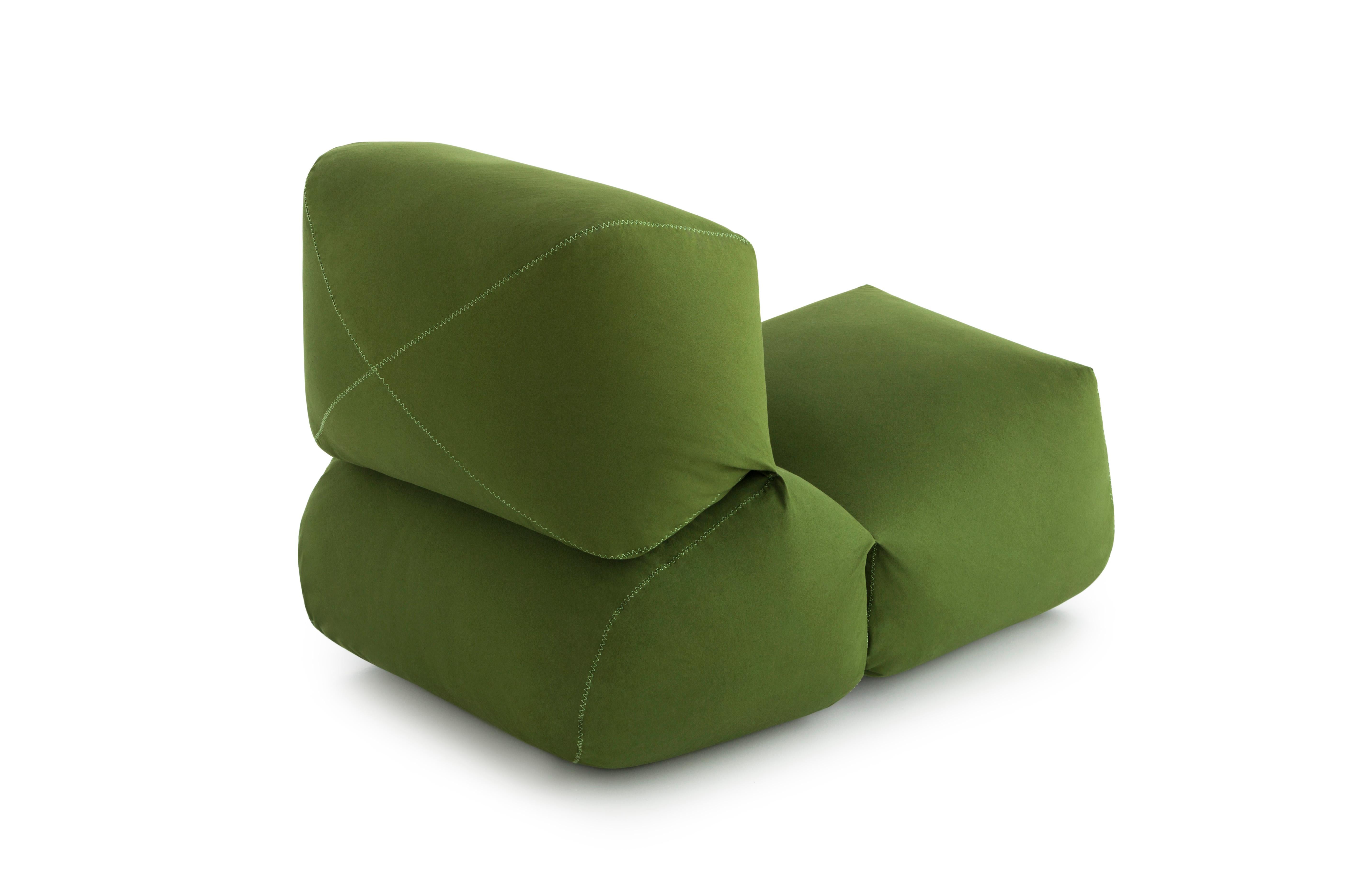 This innovative easychair is available in two different cotton fabrics, canvas and velvet, in five colour choices with reinforced seams with contrasting colours and a filling of polystyrene balls that adapt to body movement. The result an origi- nal