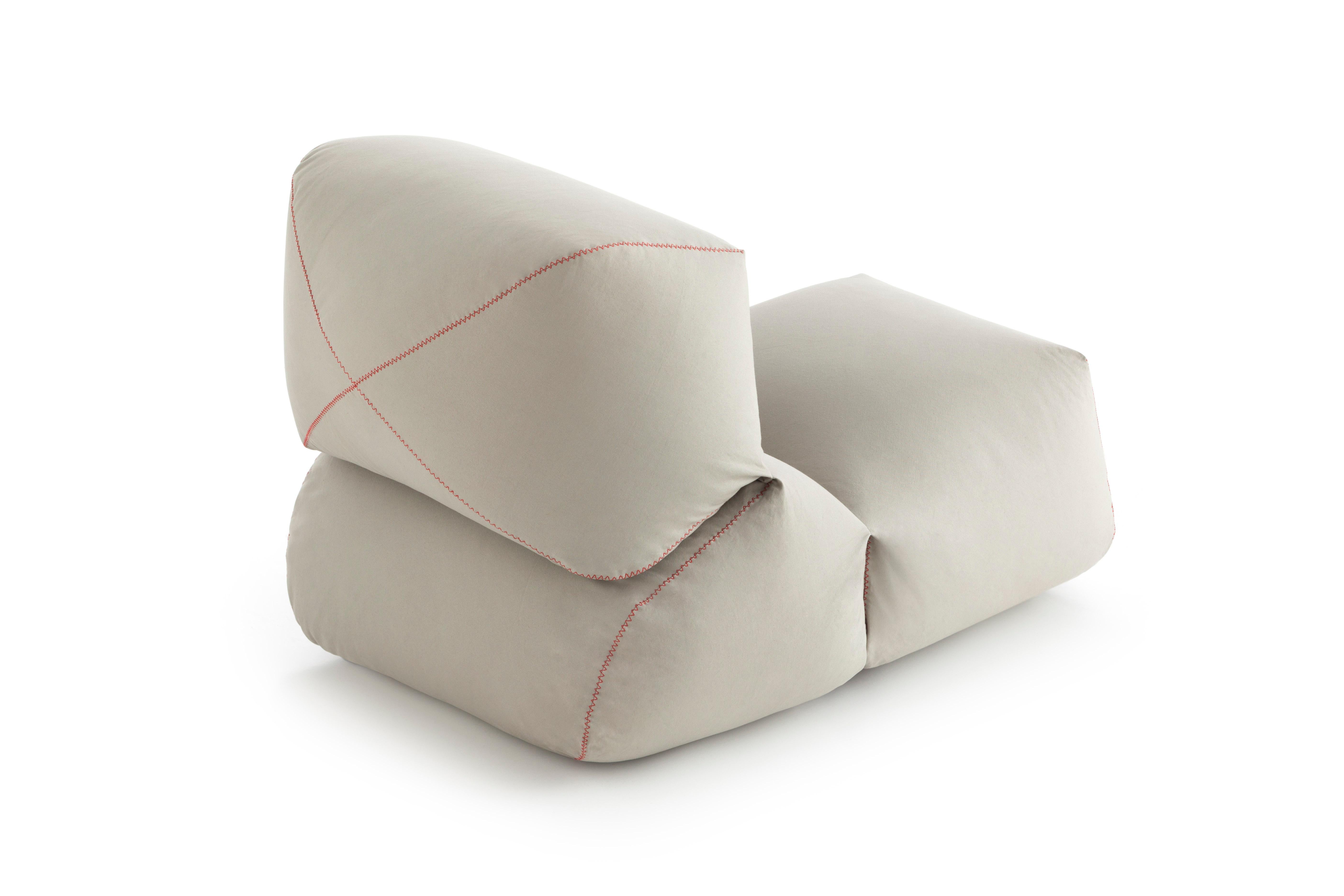 This innovative easychair is available in two different cotton fabrics, canvas and velvet, in five colour choices with reinforced seams with contrasting colours and a filling of polystyrene balls that adapt to body movement. The result an origi- nal