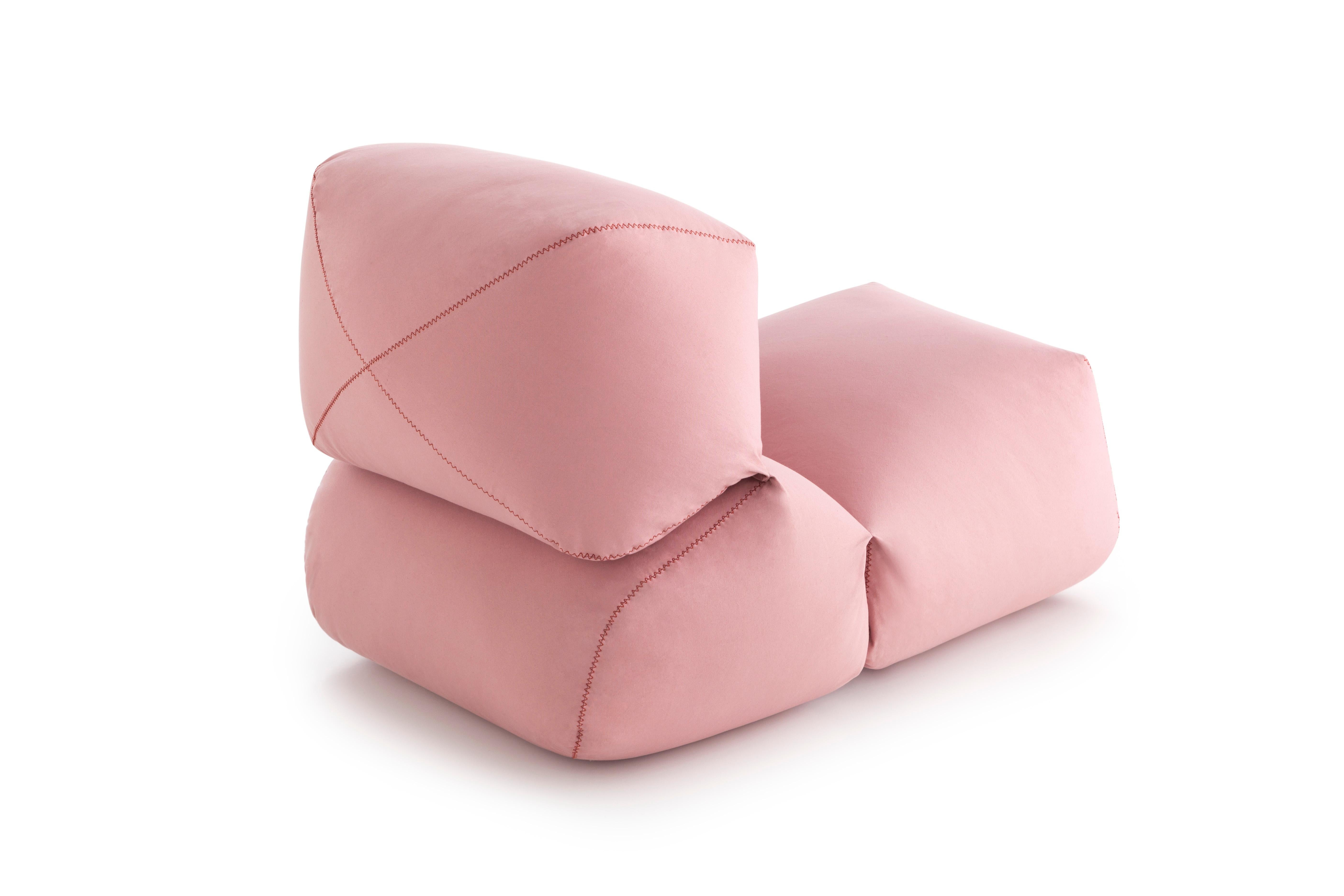 This innovative easychair is available in two different cotton fabrics, canvas and velvet, in five colour choices with reinforced seams with contrasting colours and a filling of polystyrene balls that adapt to body movement. The result an origi- nal