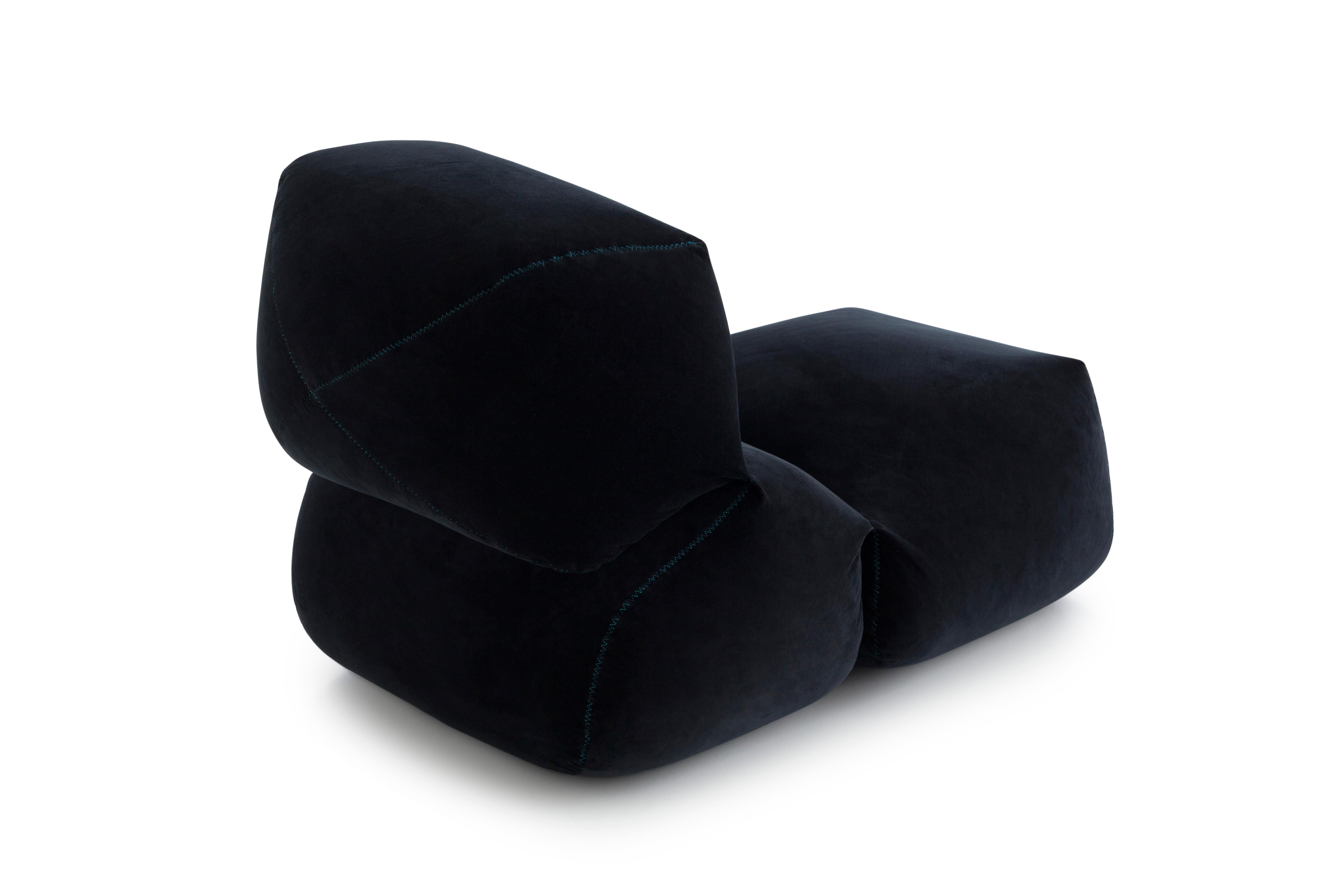 This innovative easychair is available in two different cotton fabrics, canvas and velvet, in five colour choices with reinforced seams with contrasting colours and a filling of polystyrene balls that adapt to body movement. The result an origi- nal