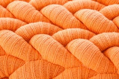 Tabouret en tricot Gan Rugs orange de Claire-Anne Obrien
