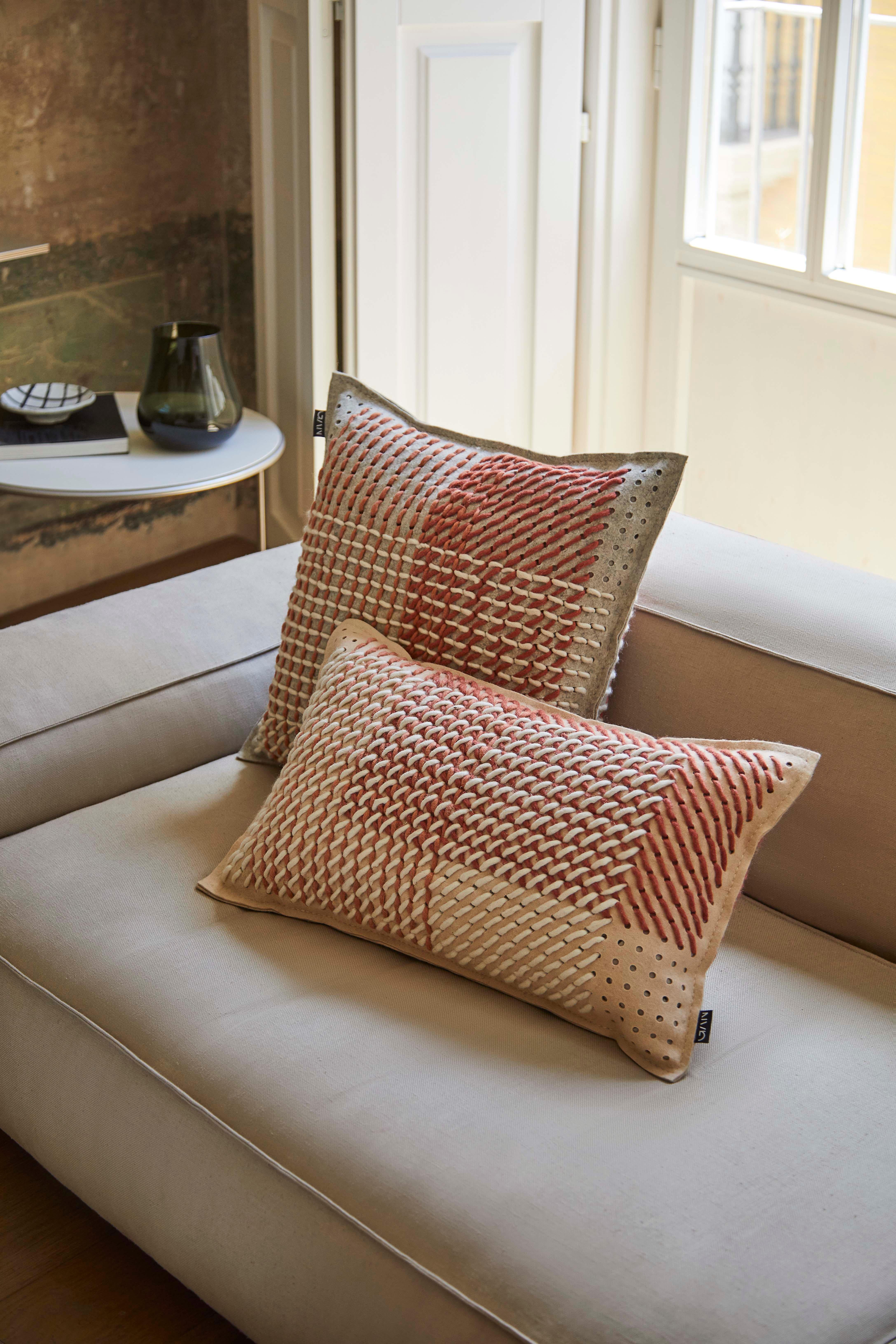 Indien Petit coussin géométrique GAN Spaces Canevas en corail de Charlotte Lancelot en vente