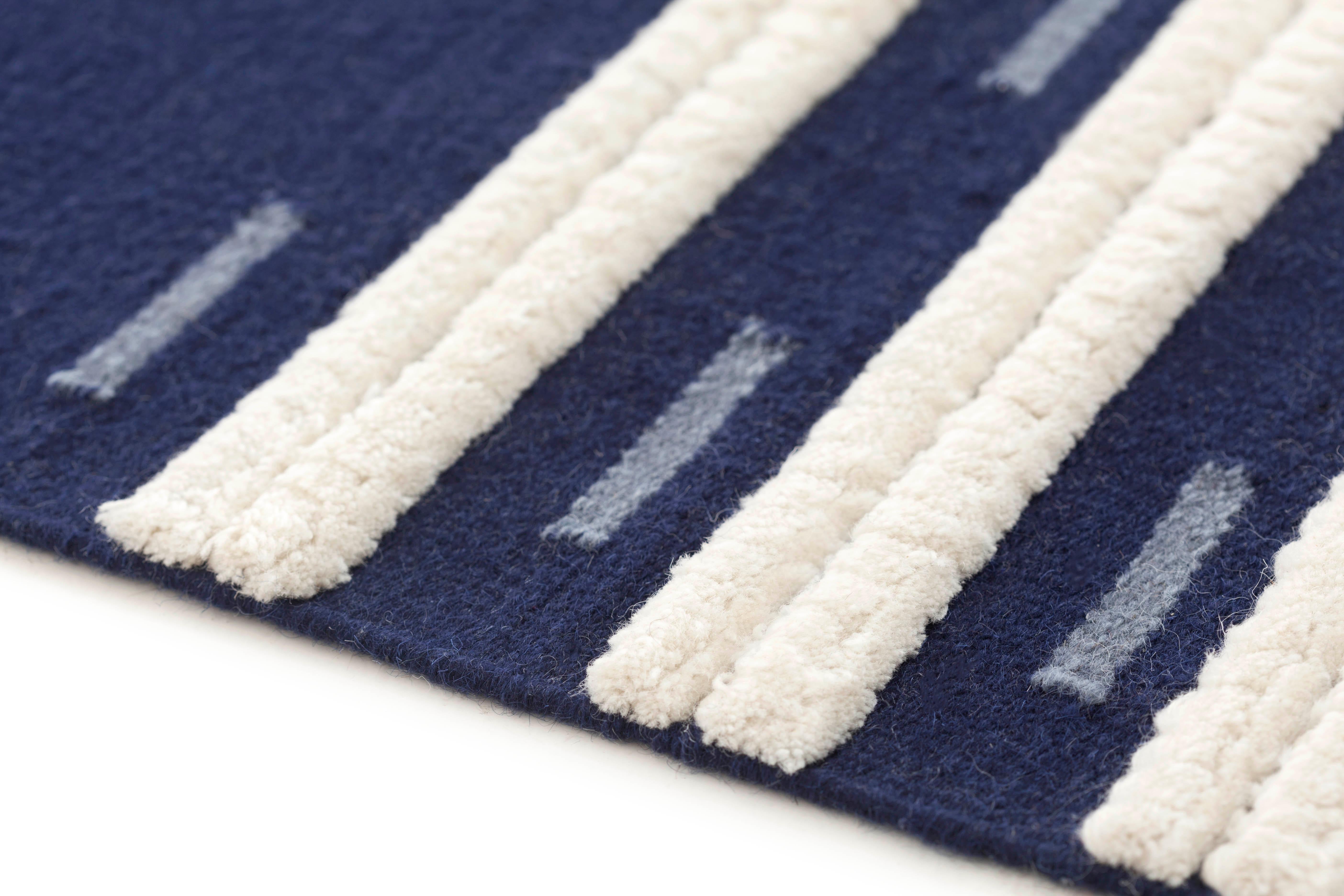 Tapis GAN Spaces Lan de taille moyenne en indigo de Neri&Hu Neuf - En vente à New York, NY