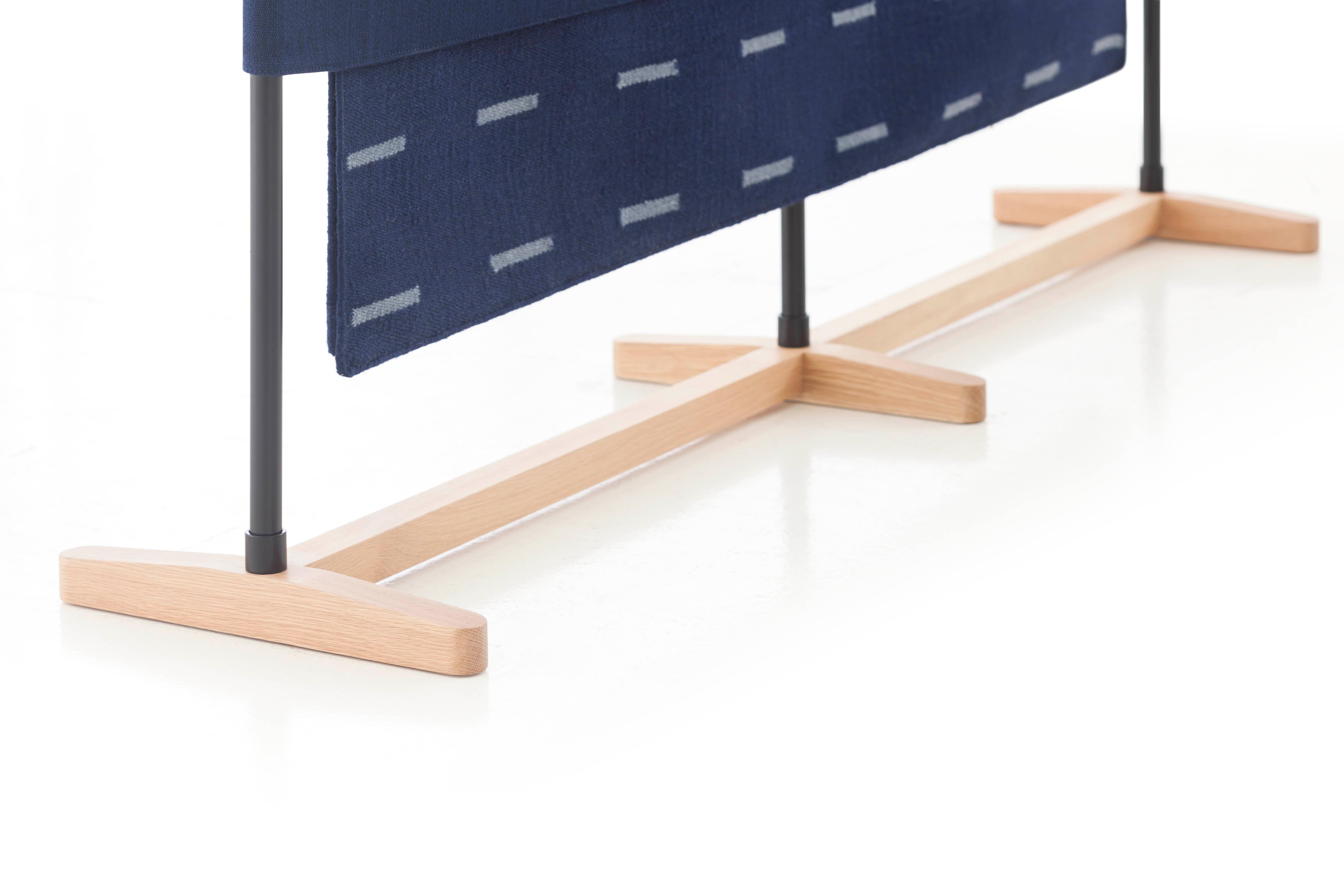 Moderne Paravent GAN Spaces avec cadre en bois de chêne et acier en indigo de Neri&Hu en vente