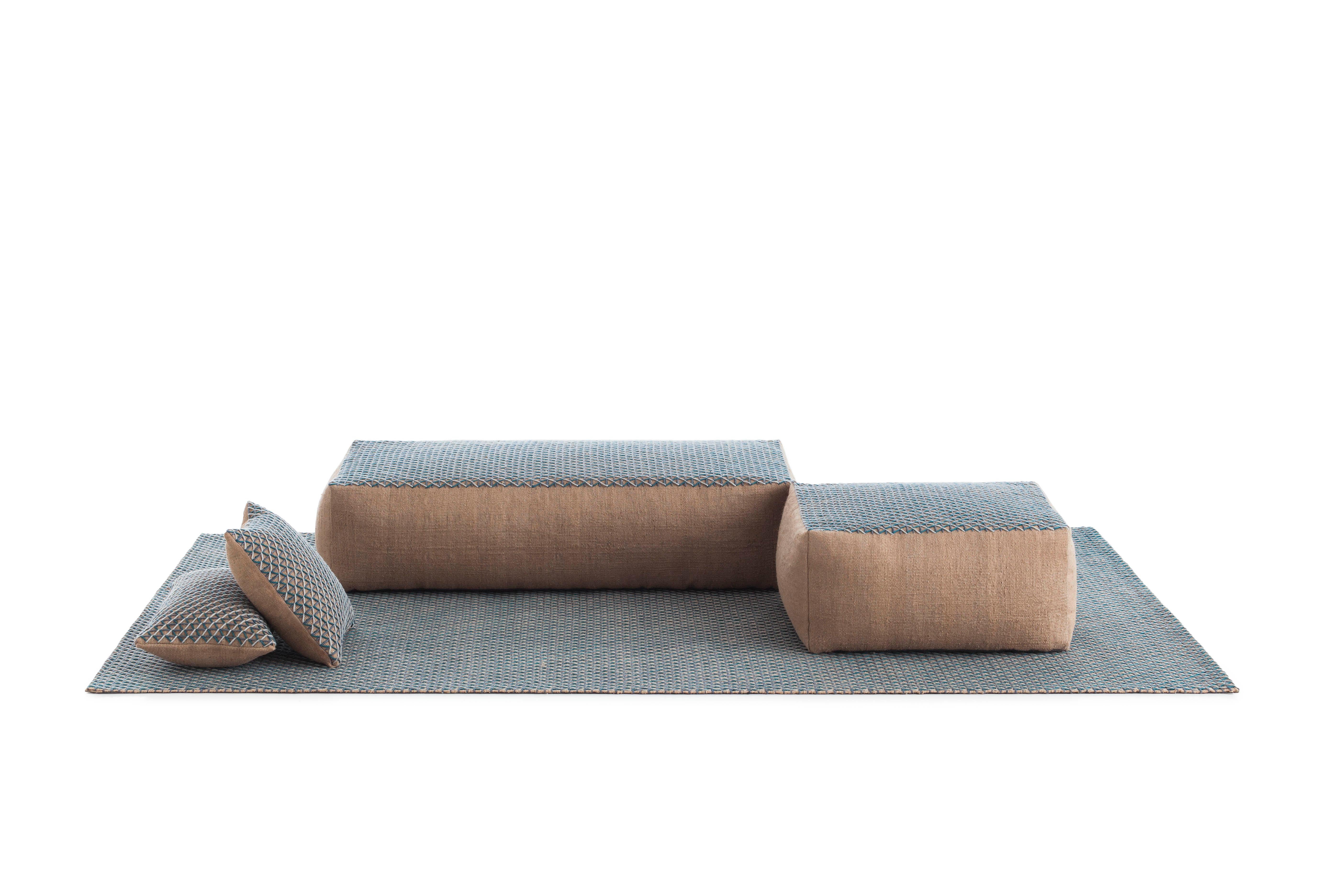A smooth layer of wool is laid over the jute base, combining two seemingly discordant languages but which work here in harmony. The clean lines of the permeable geometry of this secondary overlay lend the classical material a contemporary and modern