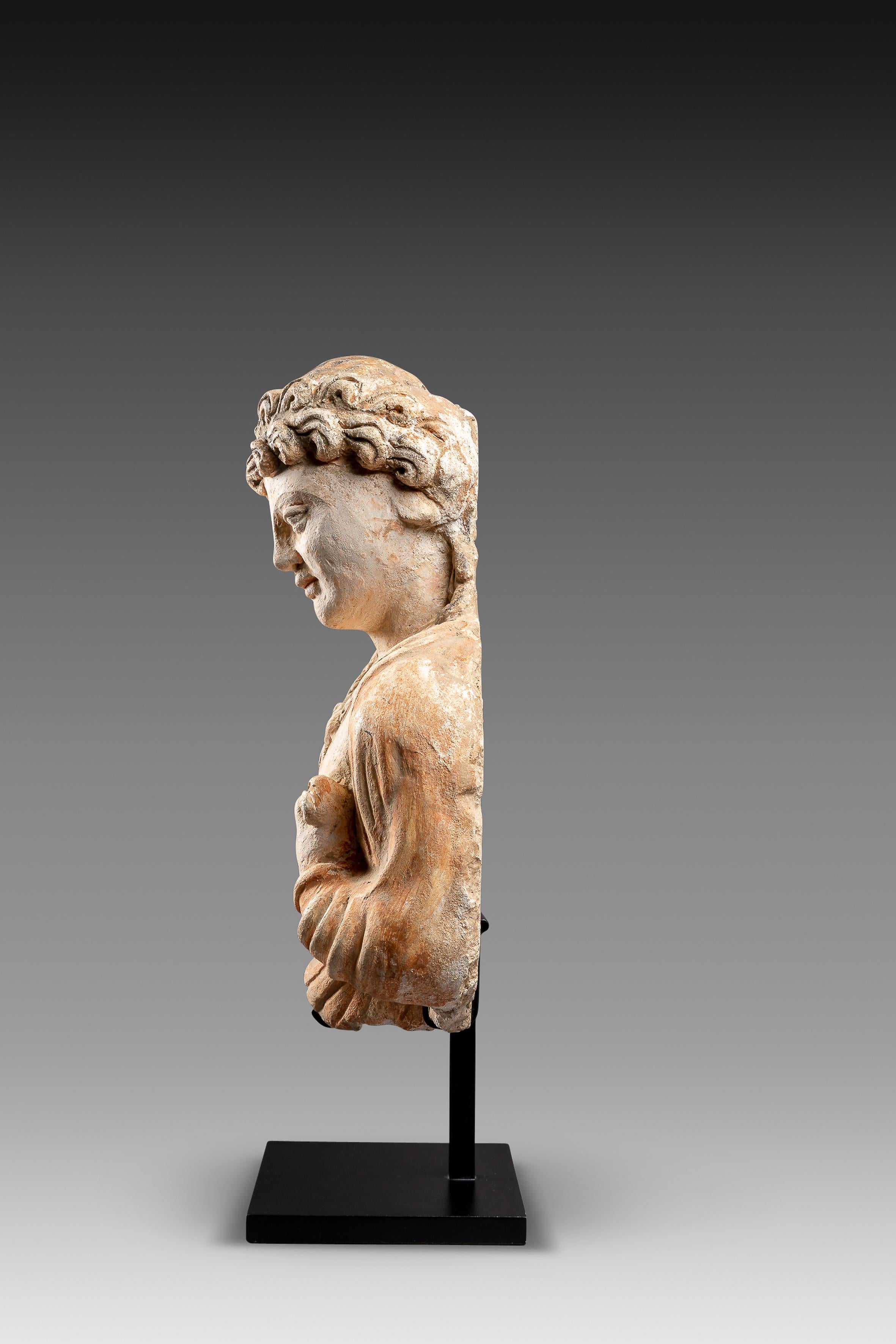 Gandhara Bust, a Bodhisattva or a Minor Divinity In Good Condition For Sale In Paris, FR