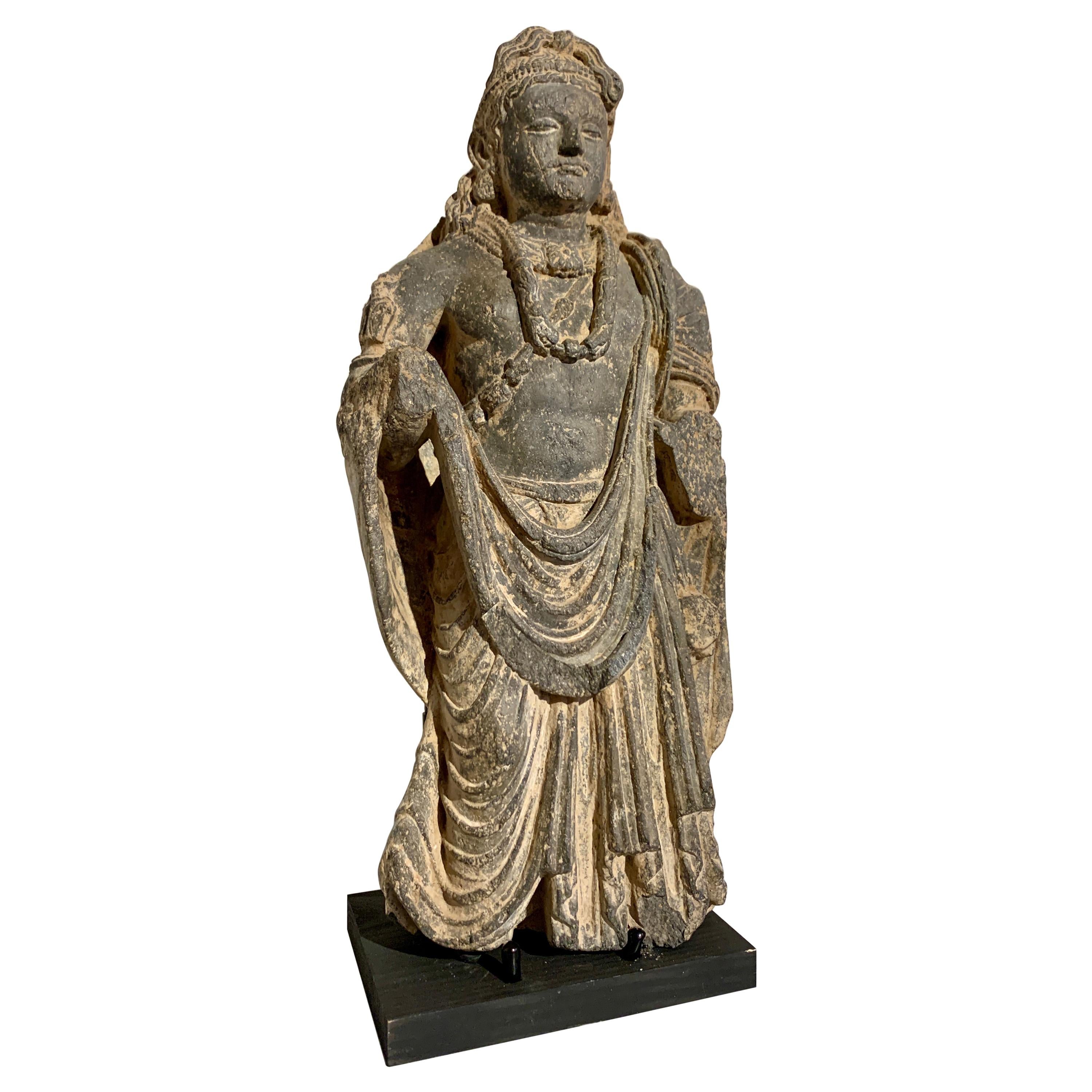 Bodhisattva Maitreya in piedi di Gandharan, scisto nero intagliato, II-IV secolo