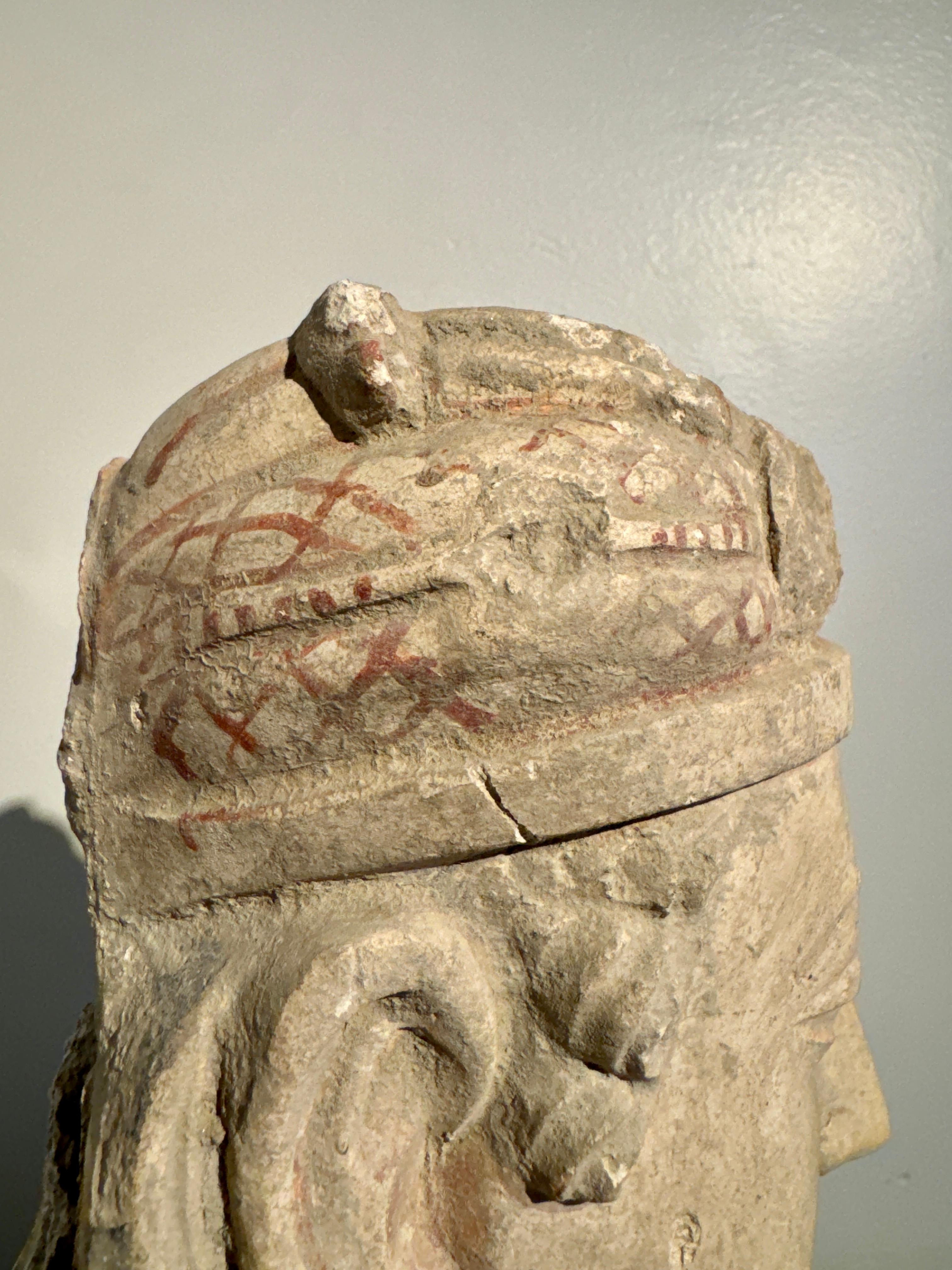 Tête d'un Bodhisattva en stuc Gandharan, probablement Hadda, 4e - 5e siècle en vente 2