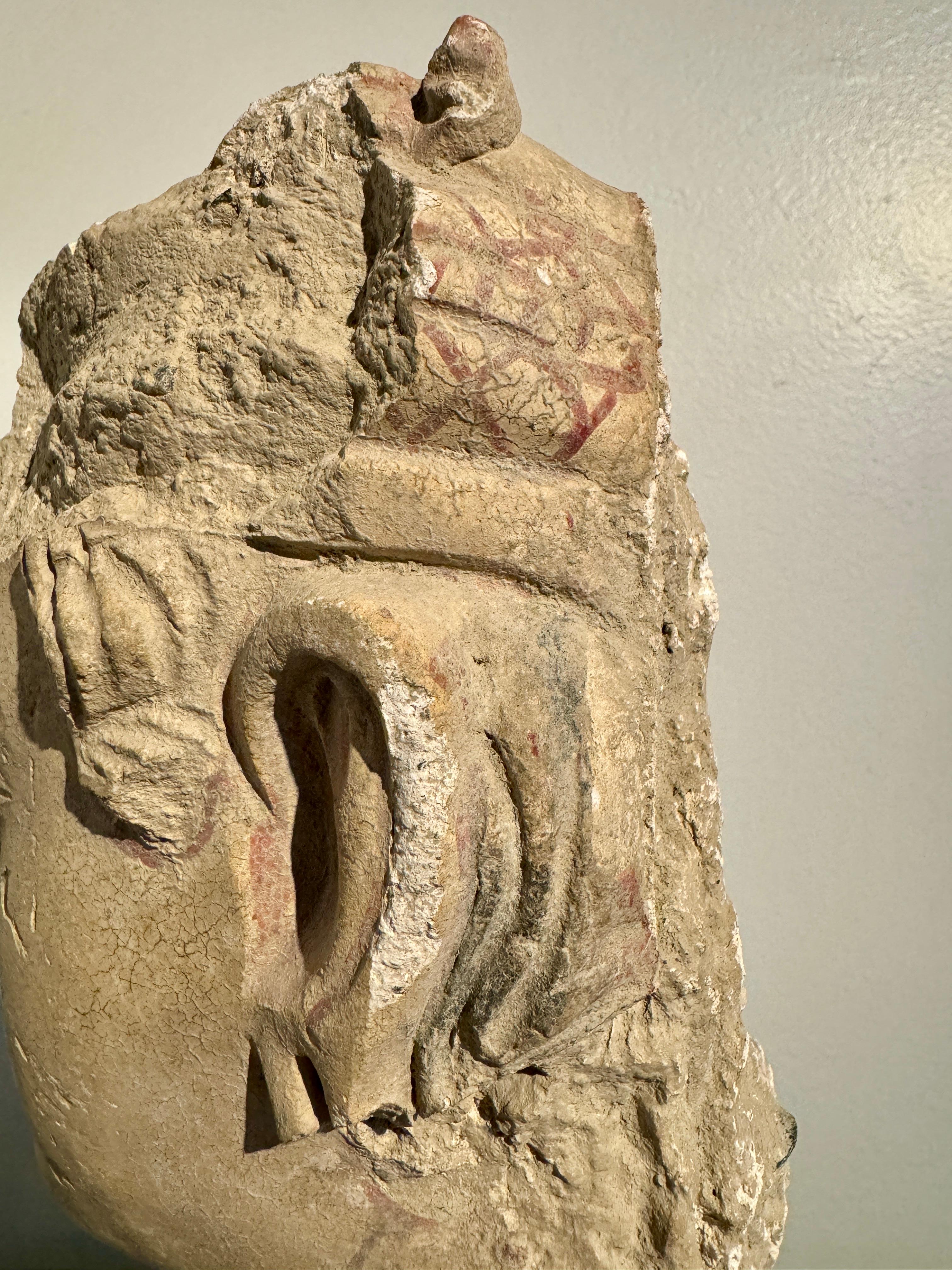 Tête d'un Bodhisattva en stuc Gandharan, probablement Hadda, 4e - 5e siècle en vente 3