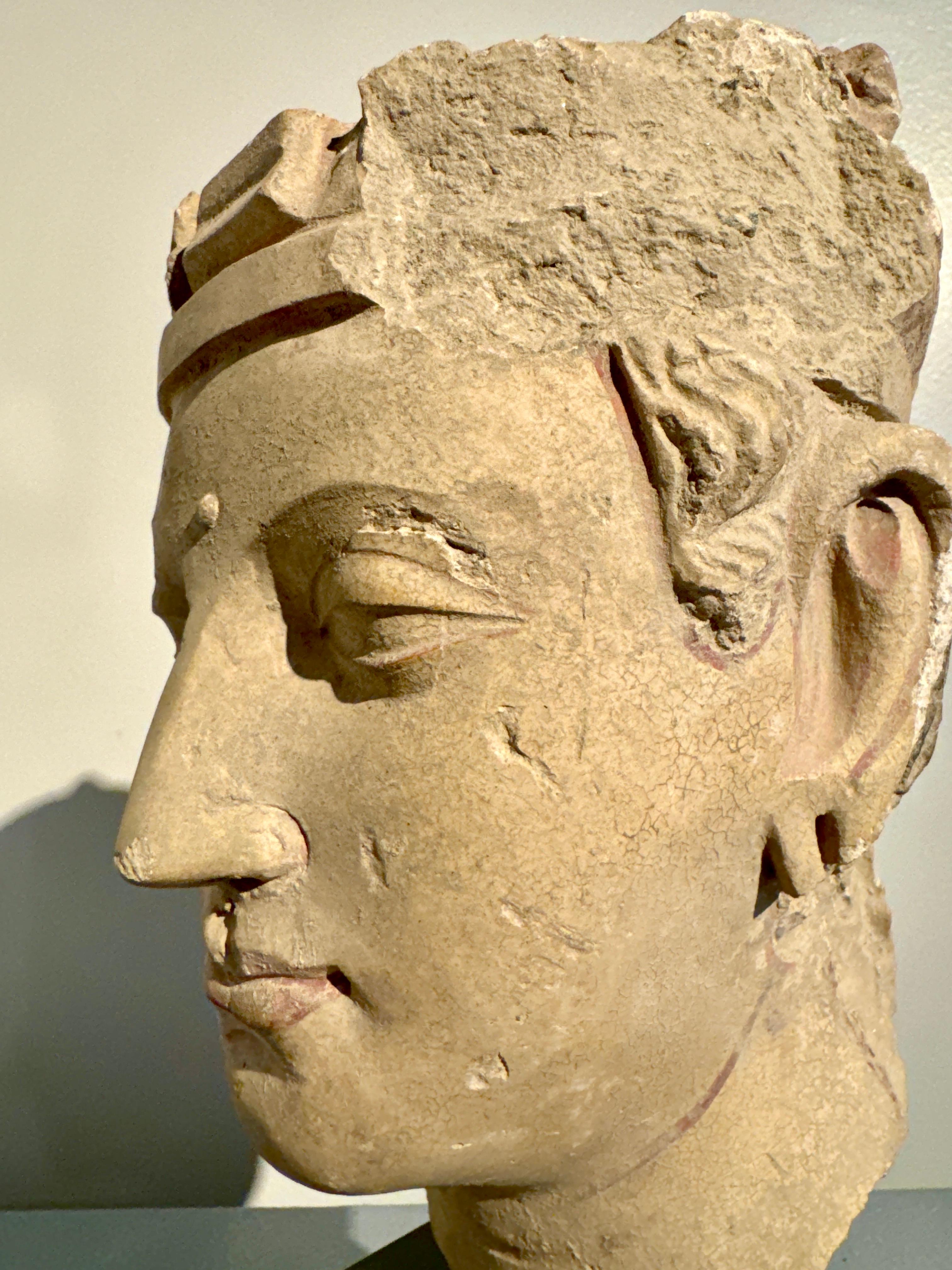 Tête d'un Bodhisattva en stuc Gandharan, probablement Hadda, 4e - 5e siècle en vente 4