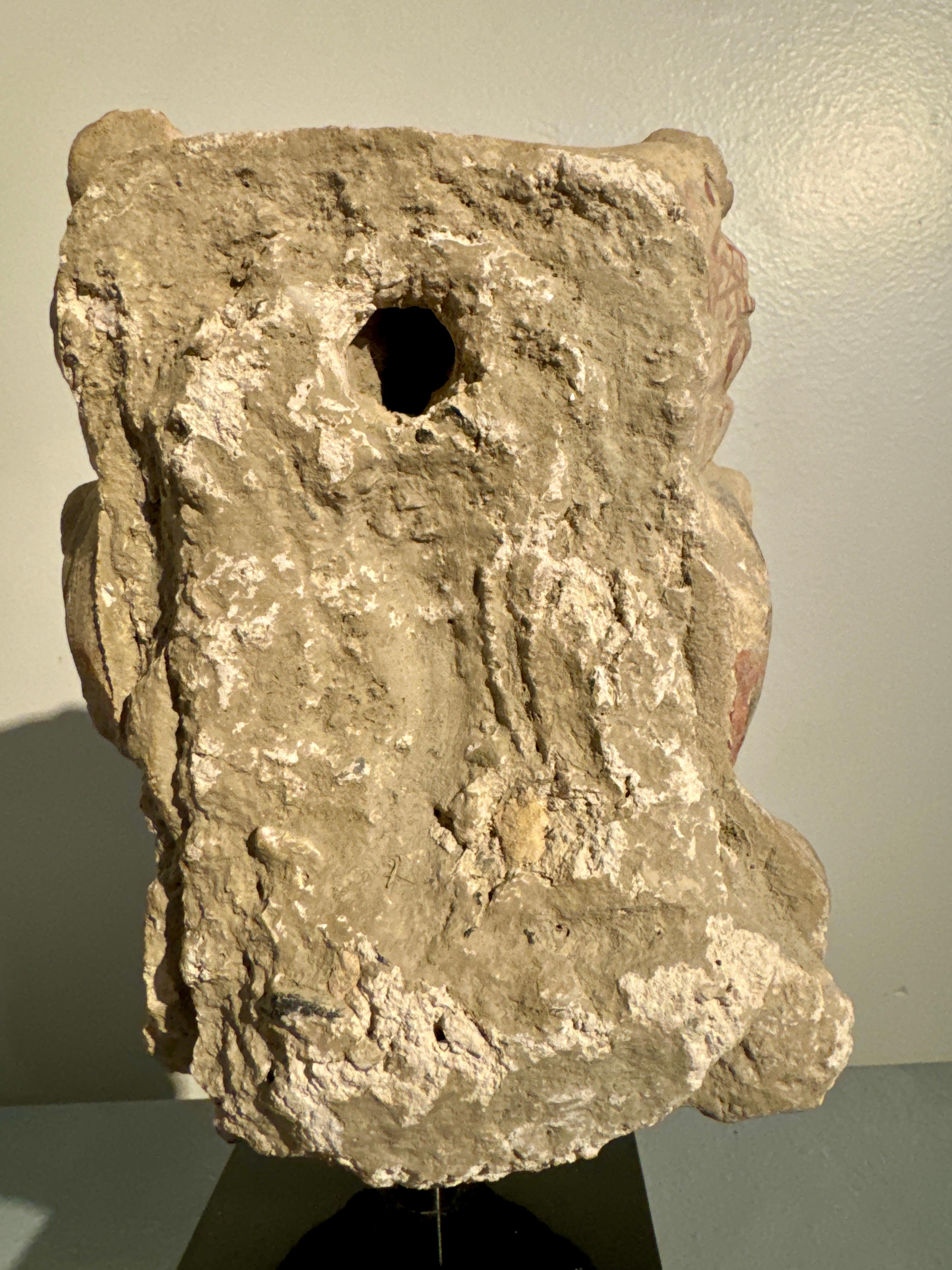 Tête d'un Bodhisattva en stuc Gandharan, probablement Hadda, 4e - 5e siècle en vente 6