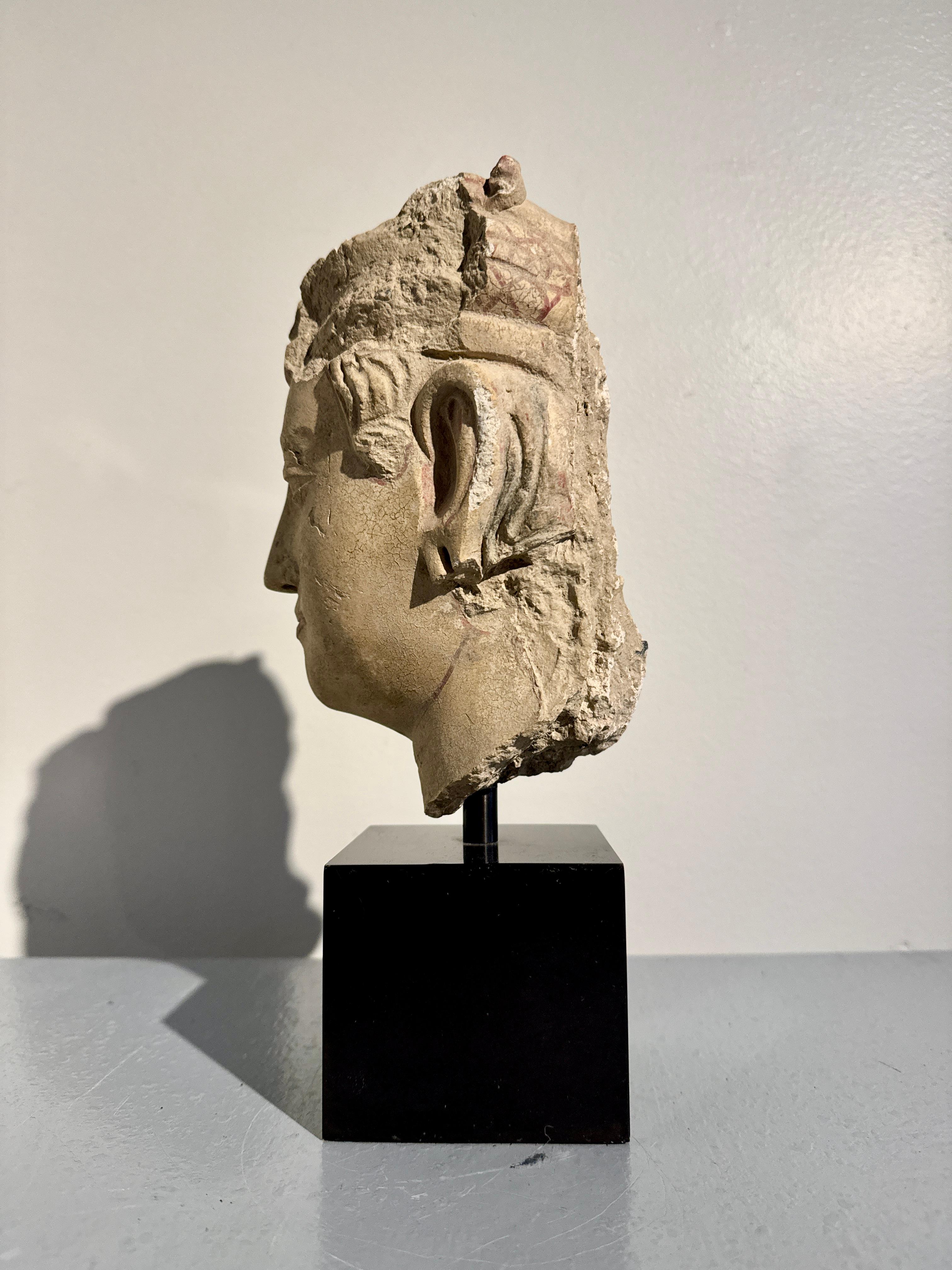 Afghan Tête d'un Bodhisattva en stuc Gandharan, probablement Hadda, 4e - 5e siècle en vente