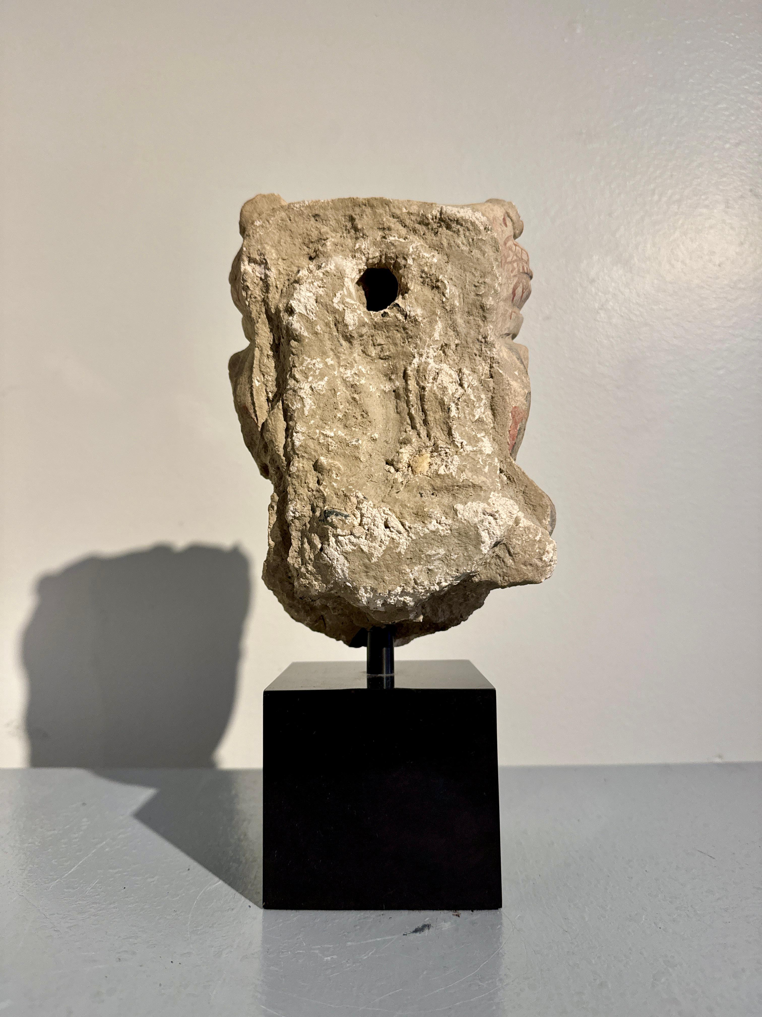 Sculpté à la main Tête d'un Bodhisattva en stuc Gandharan, probablement Hadda, 4e - 5e siècle en vente