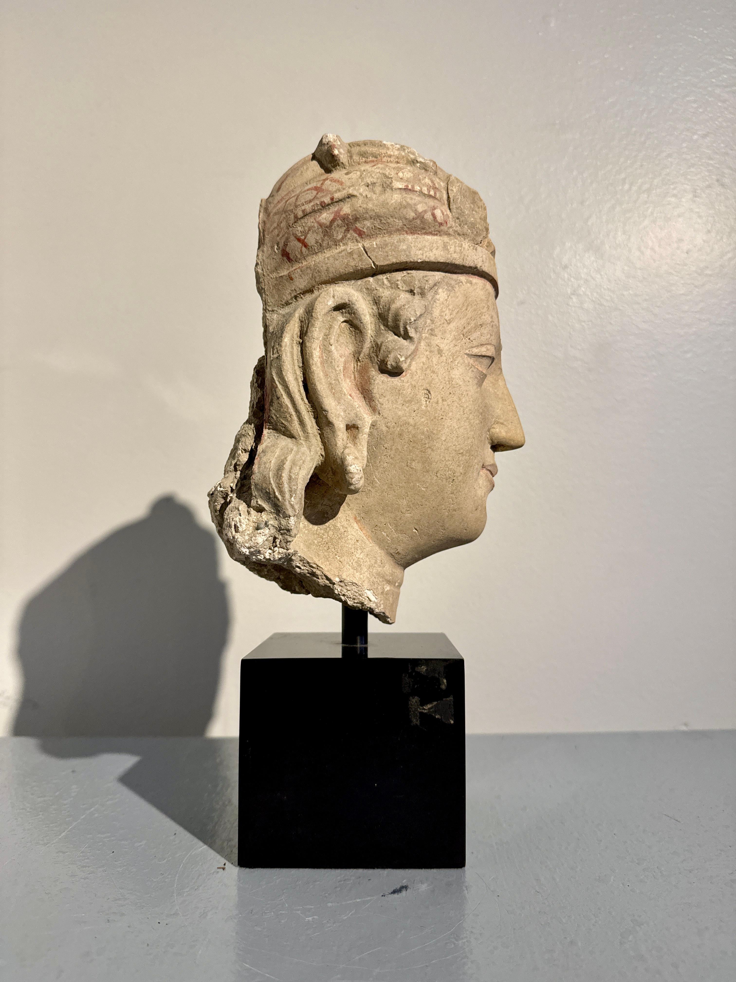 Tête d'un Bodhisattva en stuc Gandharan, probablement Hadda, 4e - 5e siècle Bon état - En vente à Austin, TX