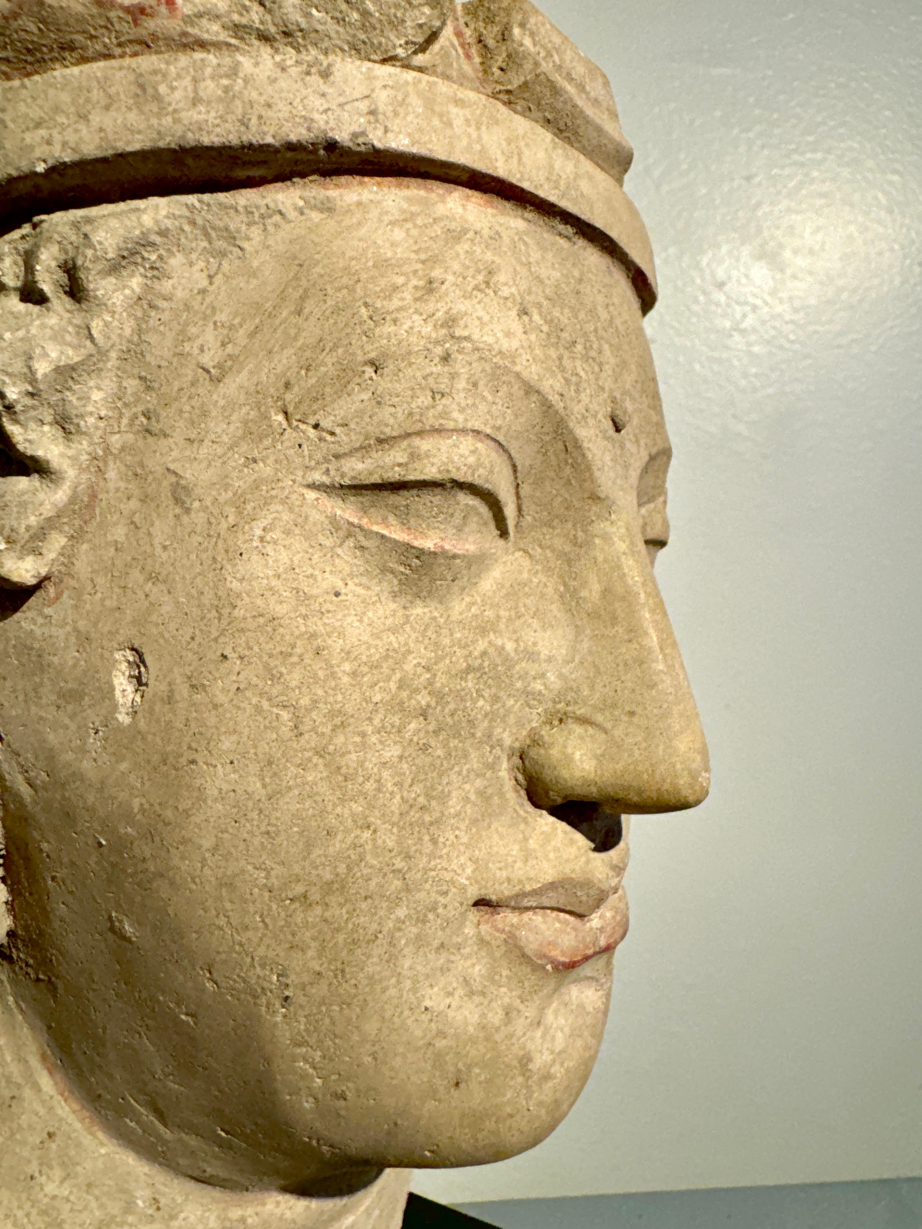 Métal Tête d'un Bodhisattva en stuc Gandharan, probablement Hadda, 4e - 5e siècle en vente