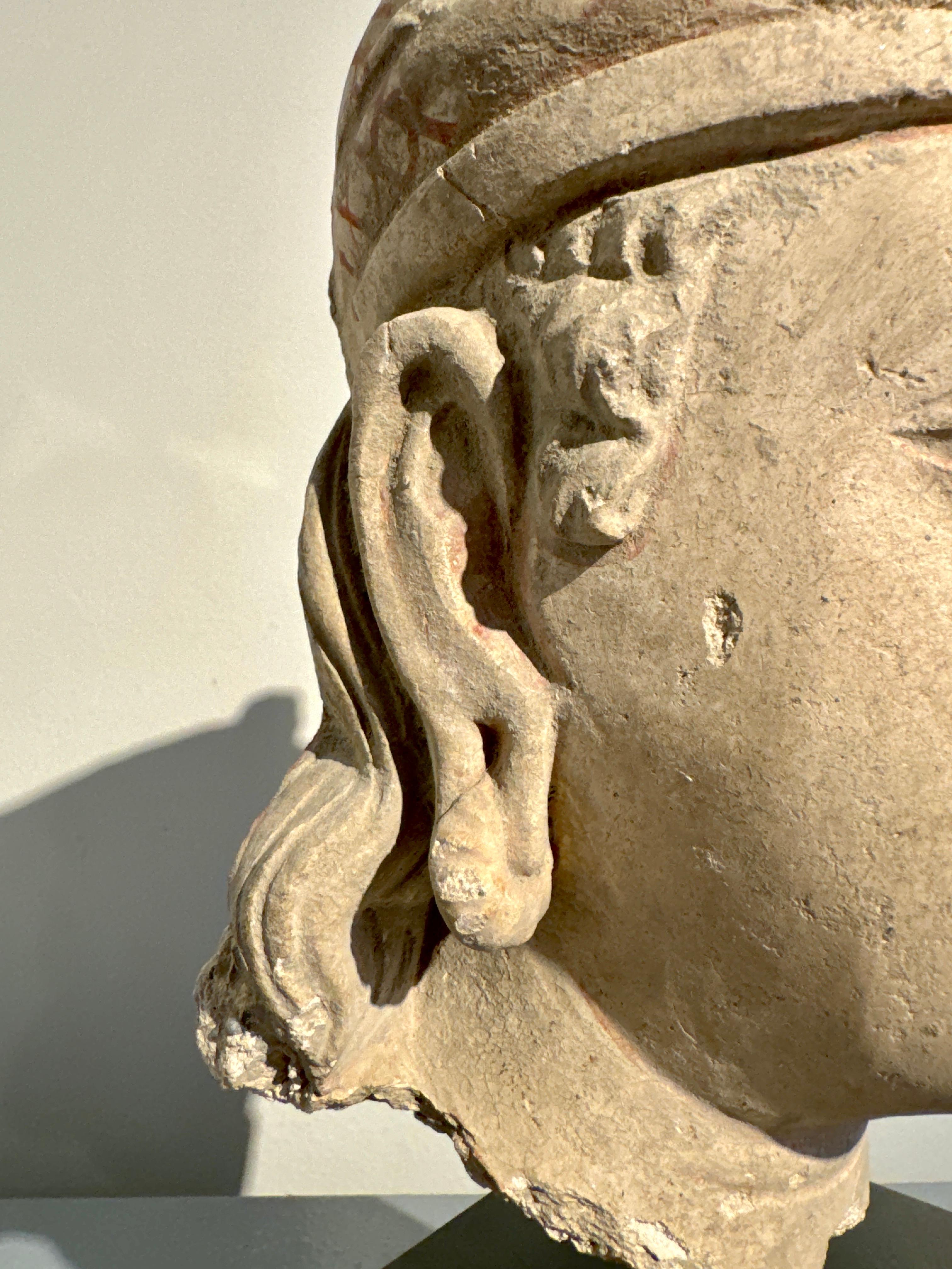 Tête d'un Bodhisattva en stuc Gandharan, probablement Hadda, 4e - 5e siècle en vente 1