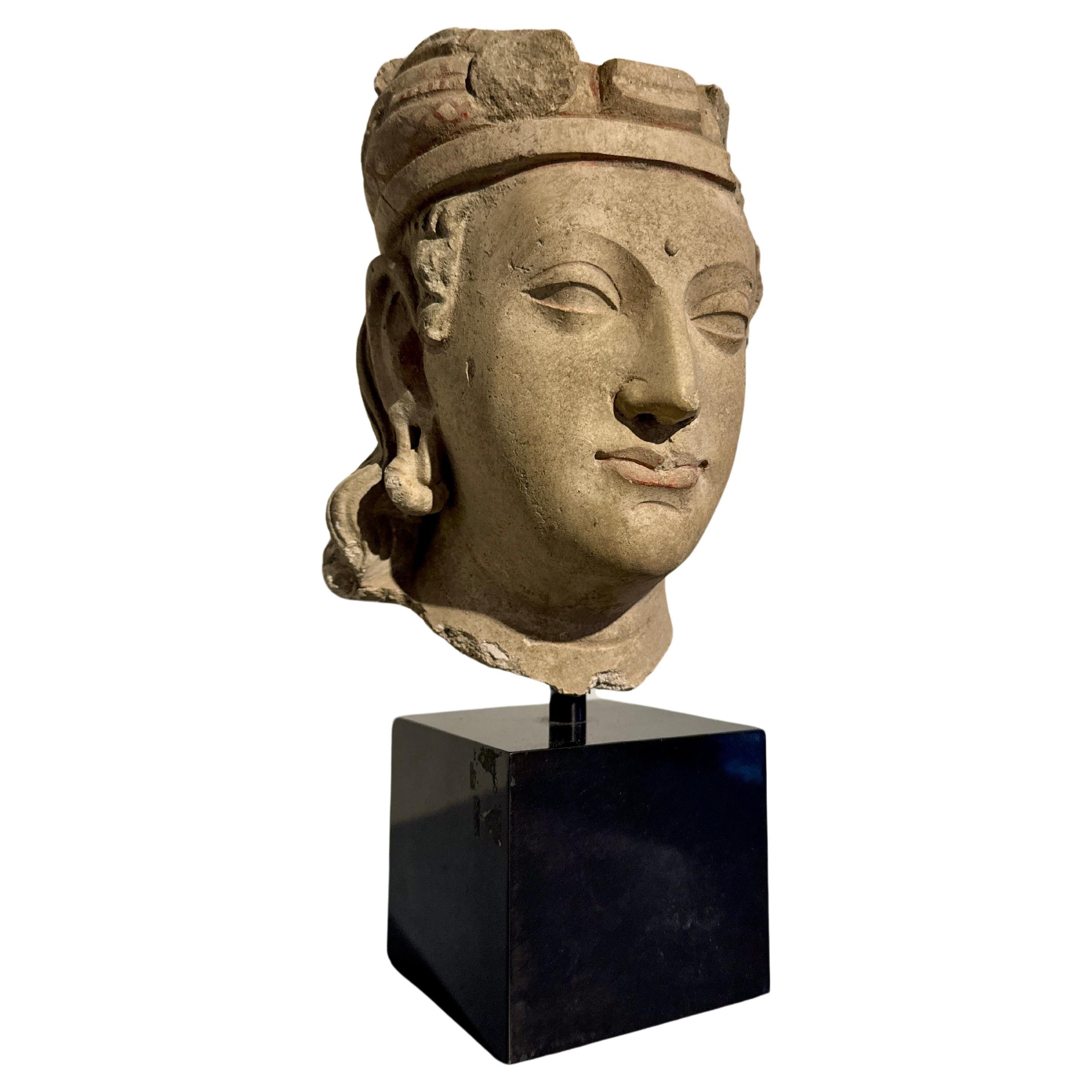 Cabeza de Bodhisattva en estuco gandhariano, probablemente Hadda, siglos IV-V