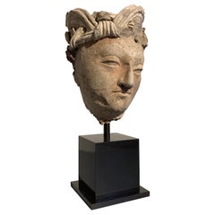 Cabeza de Bodhisattva en estuco gandhariano, región de Hadda, siglos III-V