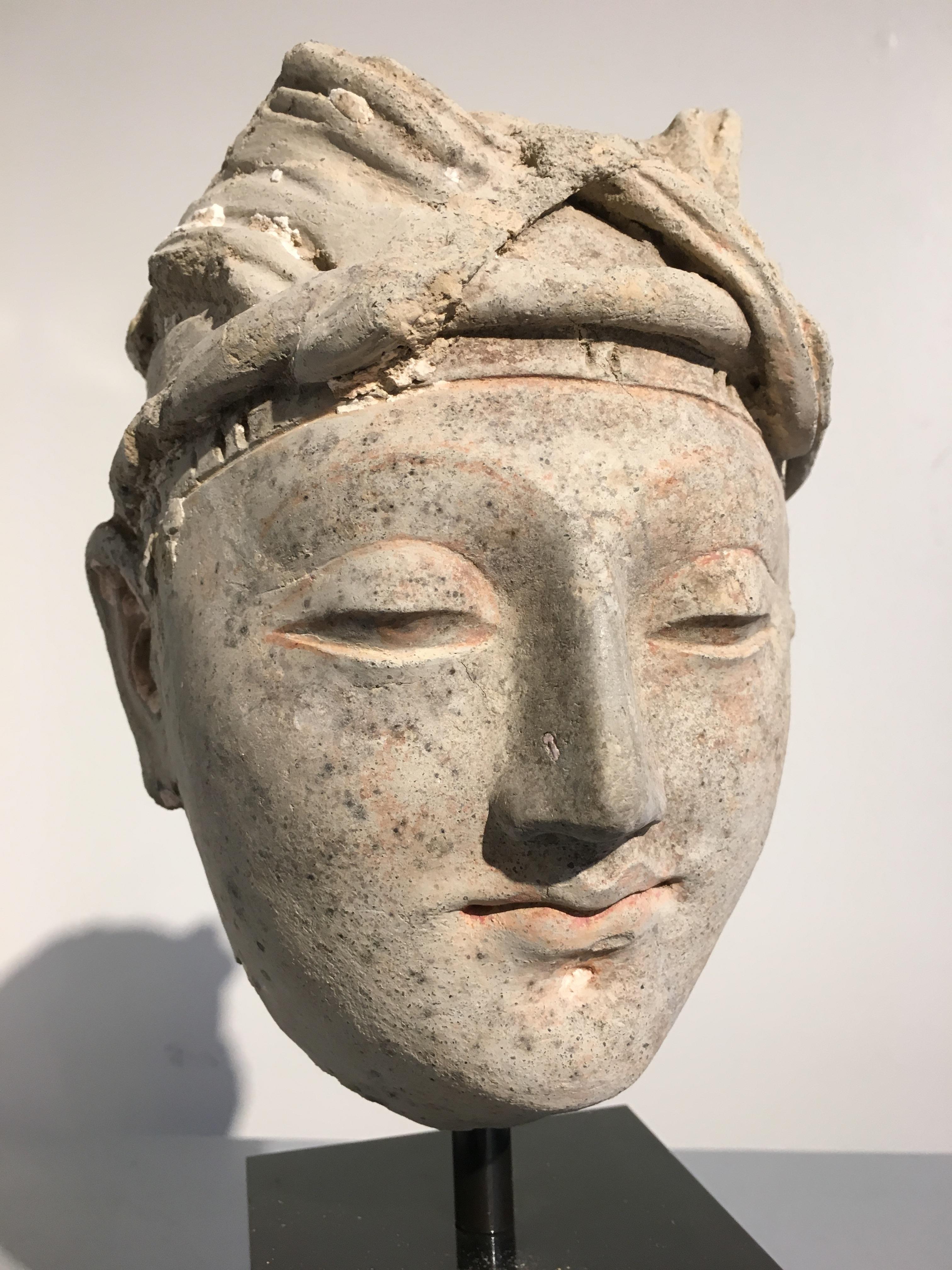 XVIIIe siècle et antérieur Tête d'un doré en stuc Gandharan, 4e-5e siècle en vente