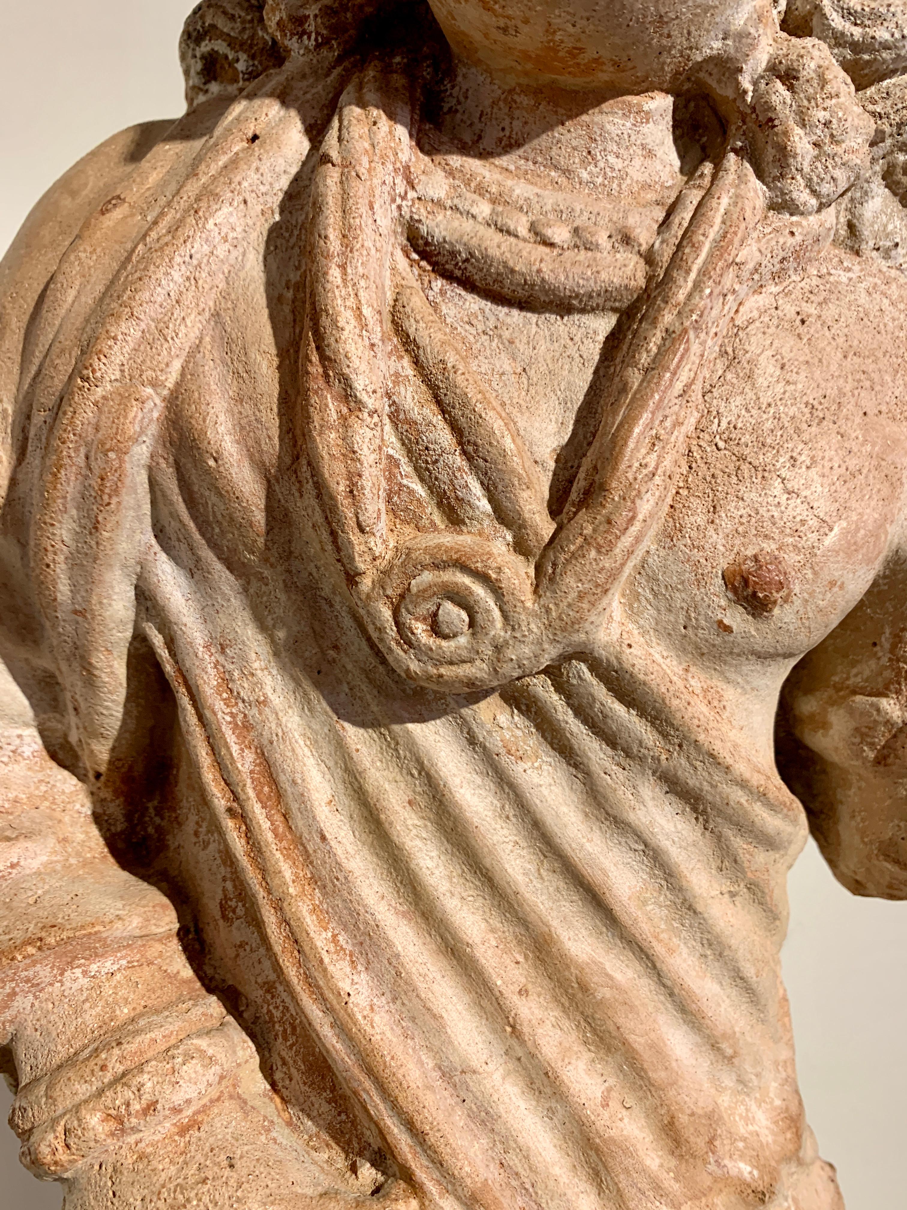 Figura de terracota gandhariana del Bodhisattva Maitreya, siglos IV-VI en venta 3