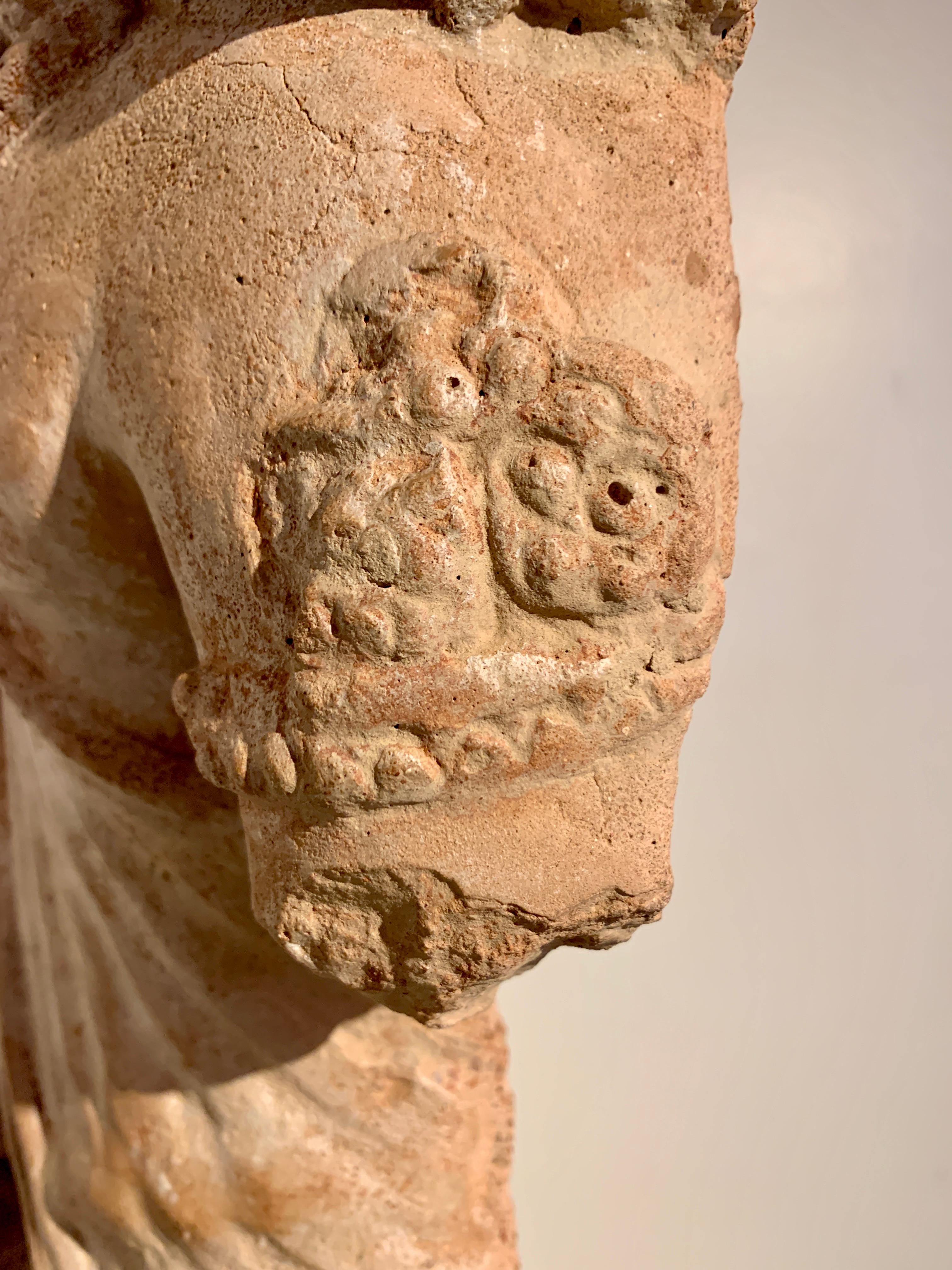 Figura de terracota gandhariana del Bodhisattva Maitreya, siglos IV-VI en venta 4