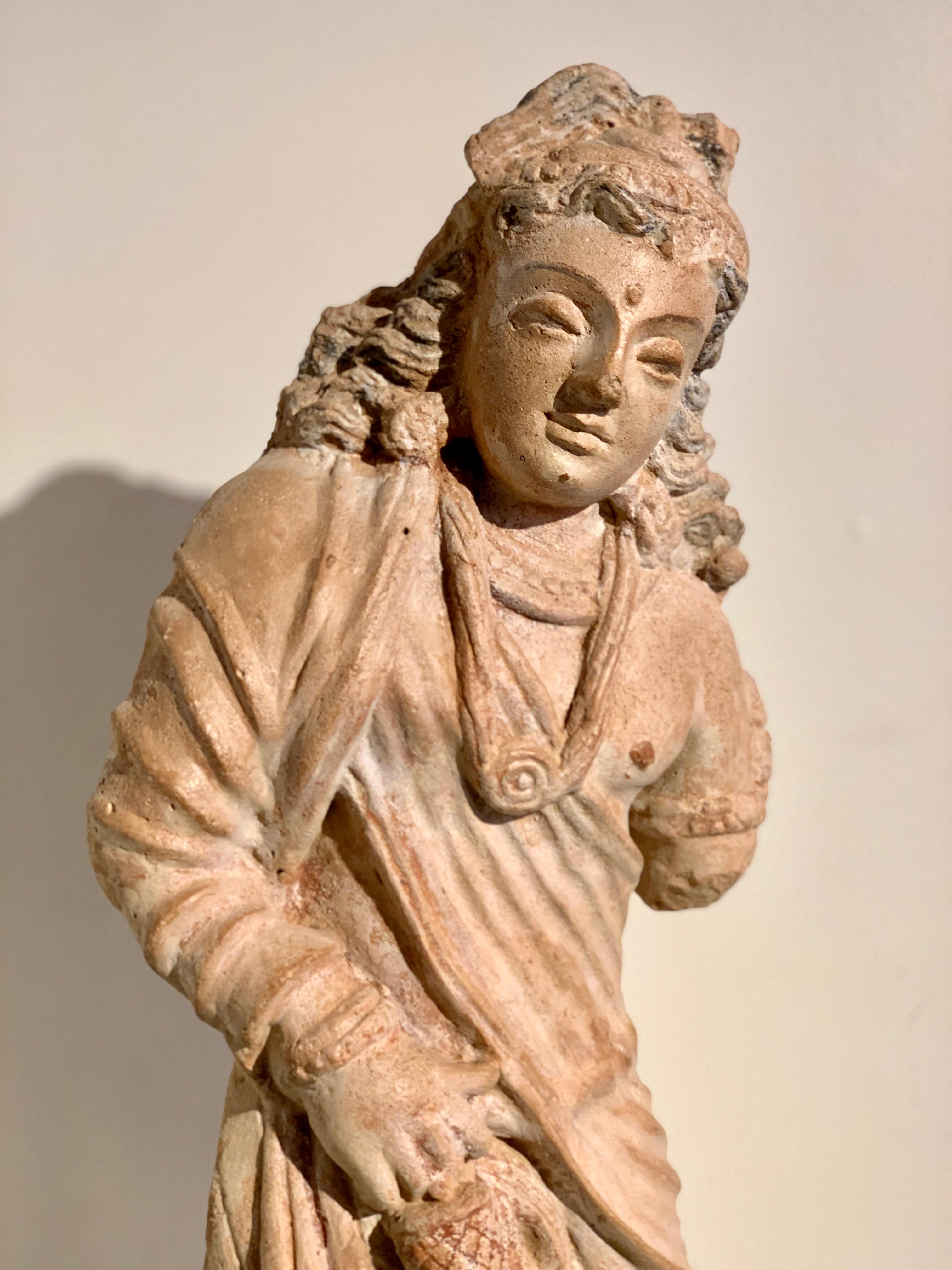 Figura de terracota gandhariana del Bodhisattva Maitreya, siglos IV-VI en venta 6