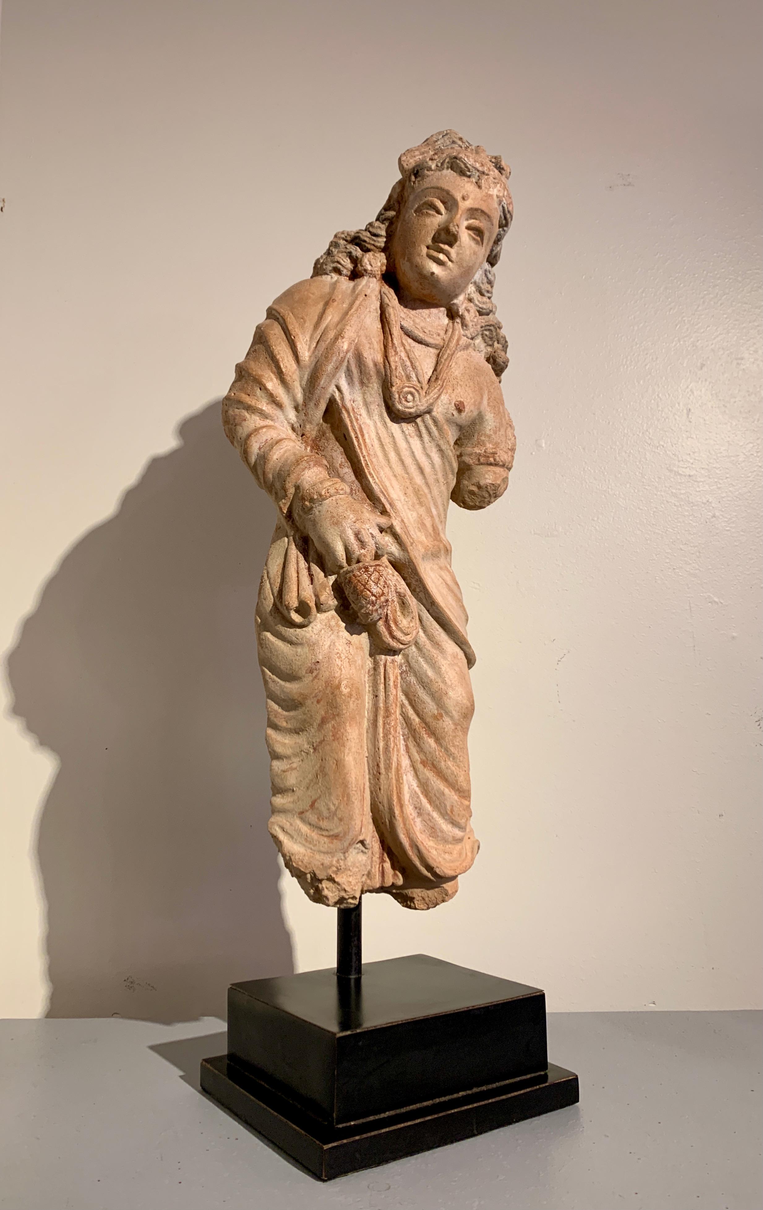 Una rarissima e decisamente affascinante scultura in terracotta in mezza scala del bodhisattva Maitreya, il Buddha del futuro, antica regione del Gandhara, periodo Kushan, IV-VI secolo.

Maitreya è raffigurato come una figura regale e principesca.