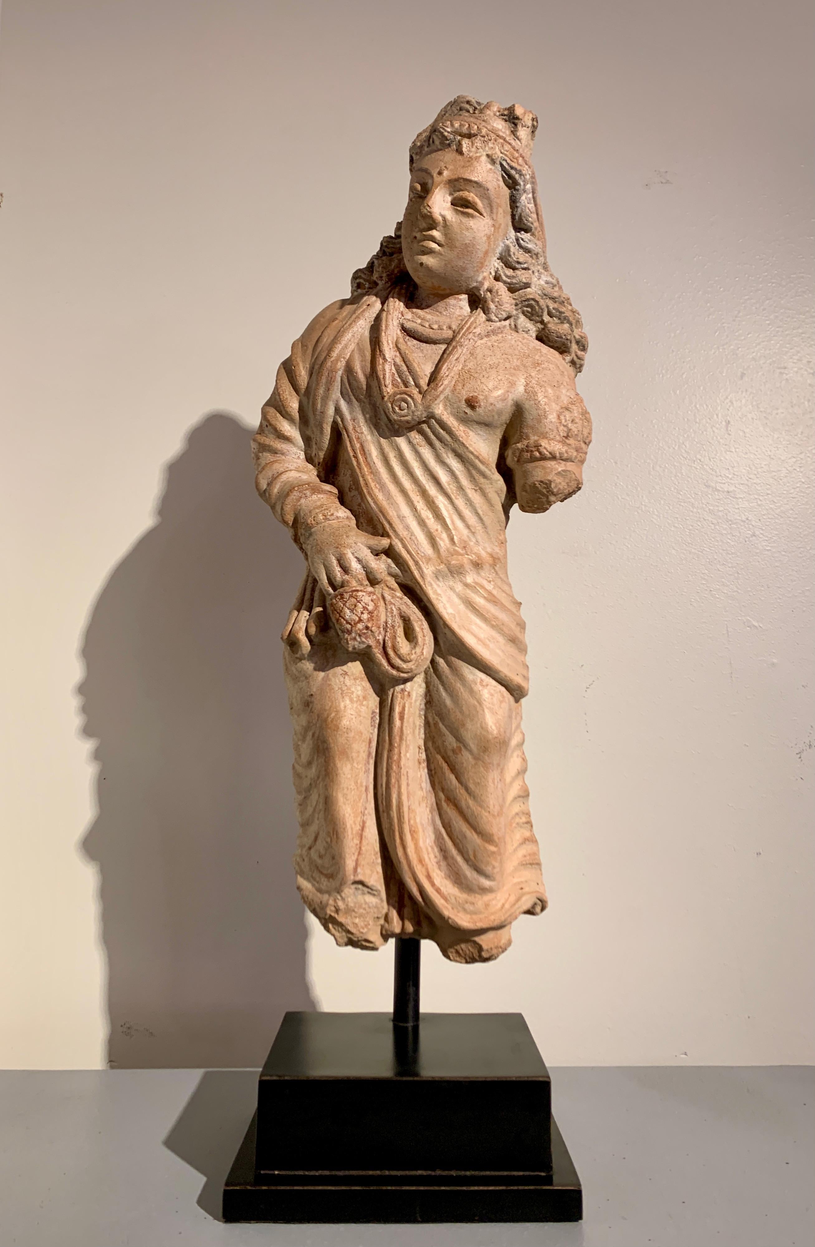 Pakistano Figura in terracotta di Gandharan del Bodhisattva Maitreya, IV-VI secolo in vendita