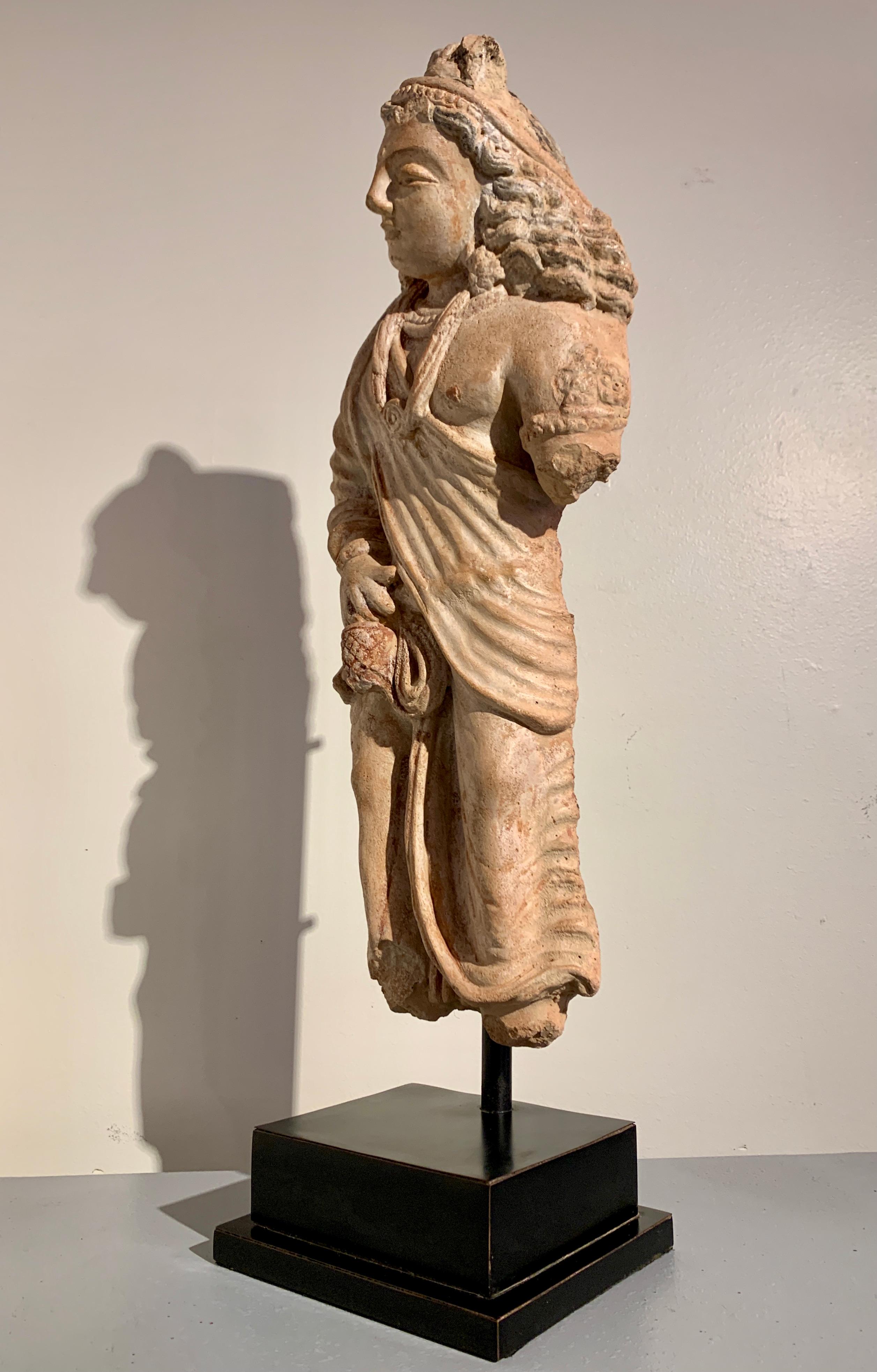 Fatto a mano Figura in terracotta di Gandharan del Bodhisattva Maitreya, IV-VI secolo in vendita