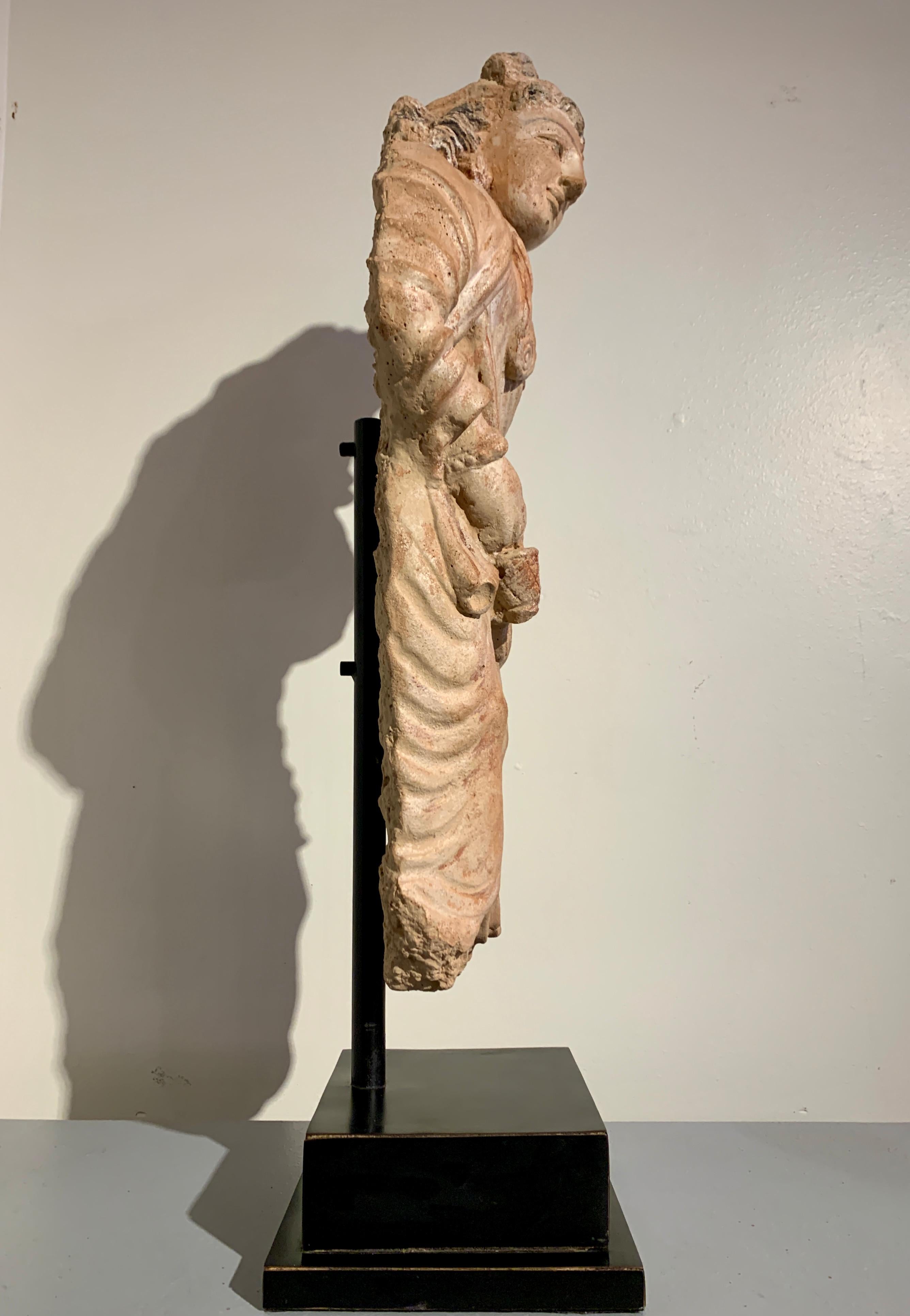 Fino al XVIII secolo Figura in terracotta di Gandharan del Bodhisattva Maitreya, IV-VI secolo in vendita