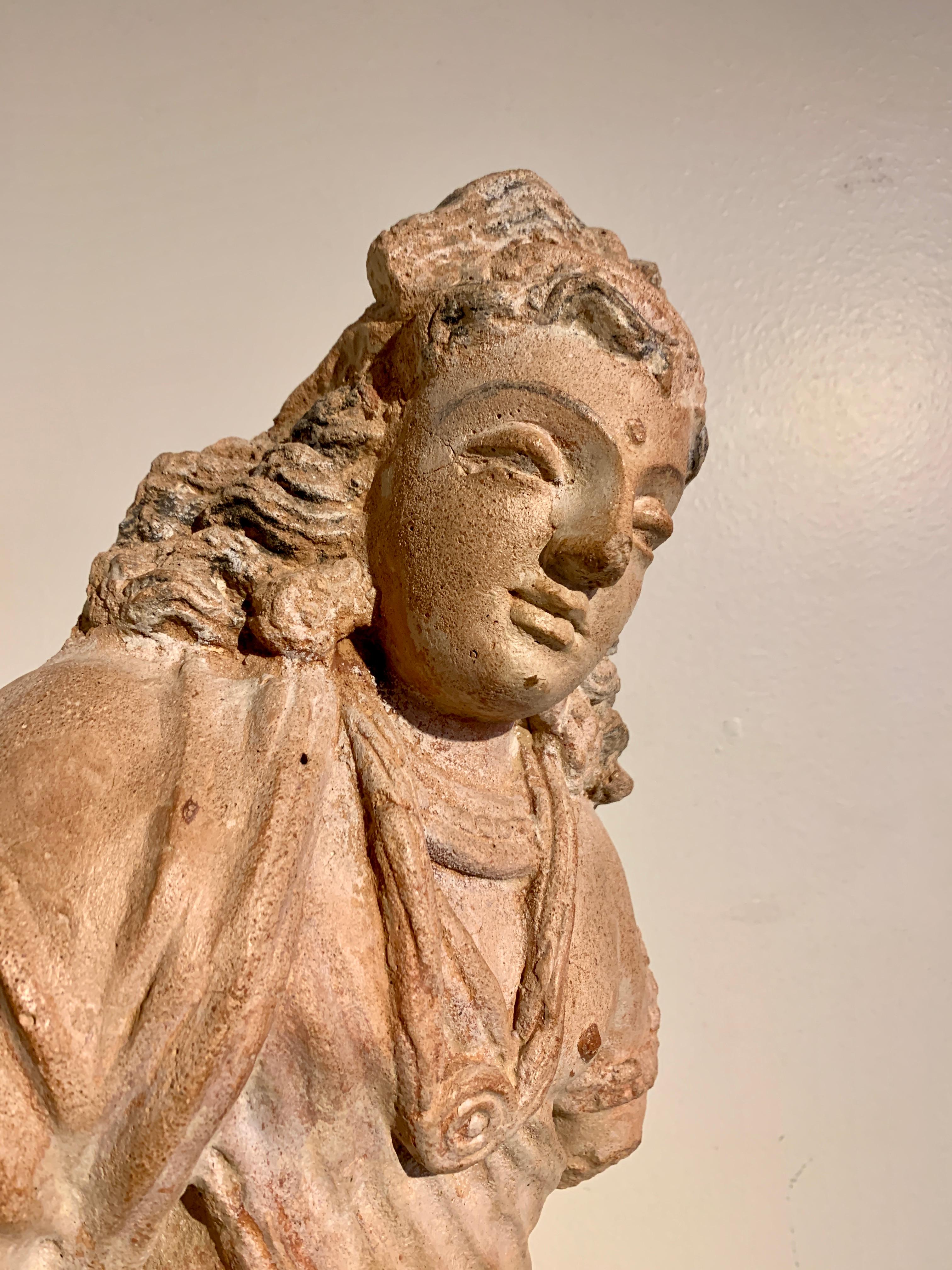 Terracotta Figura in terracotta di Gandharan del Bodhisattva Maitreya, IV-VI secolo in vendita