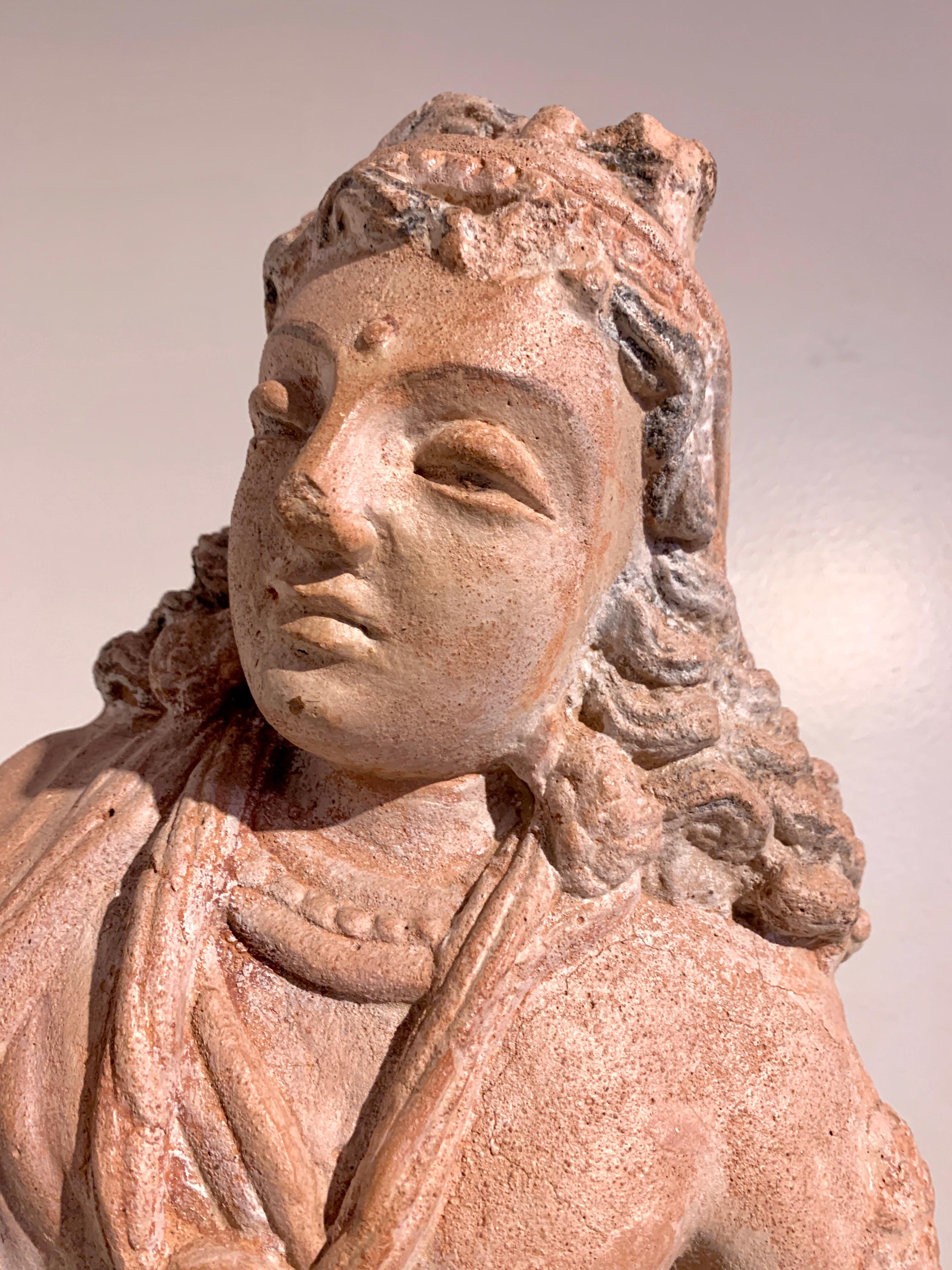 Figura de terracota gandhariana del Bodhisattva Maitreya, siglos IV-VI en venta 1