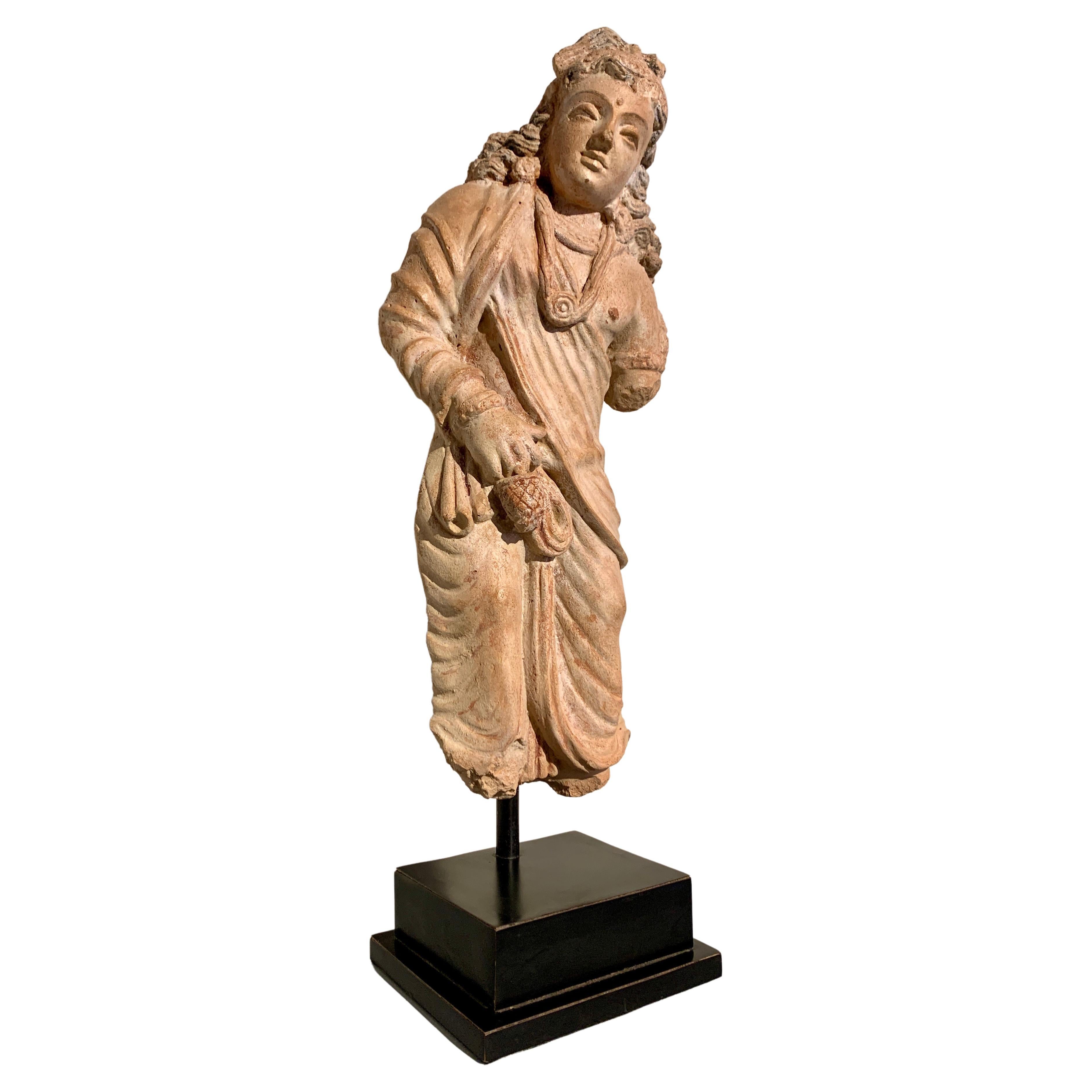 Figura in terracotta di Gandharan del Bodhisattva Maitreya, IV-VI secolo in vendita