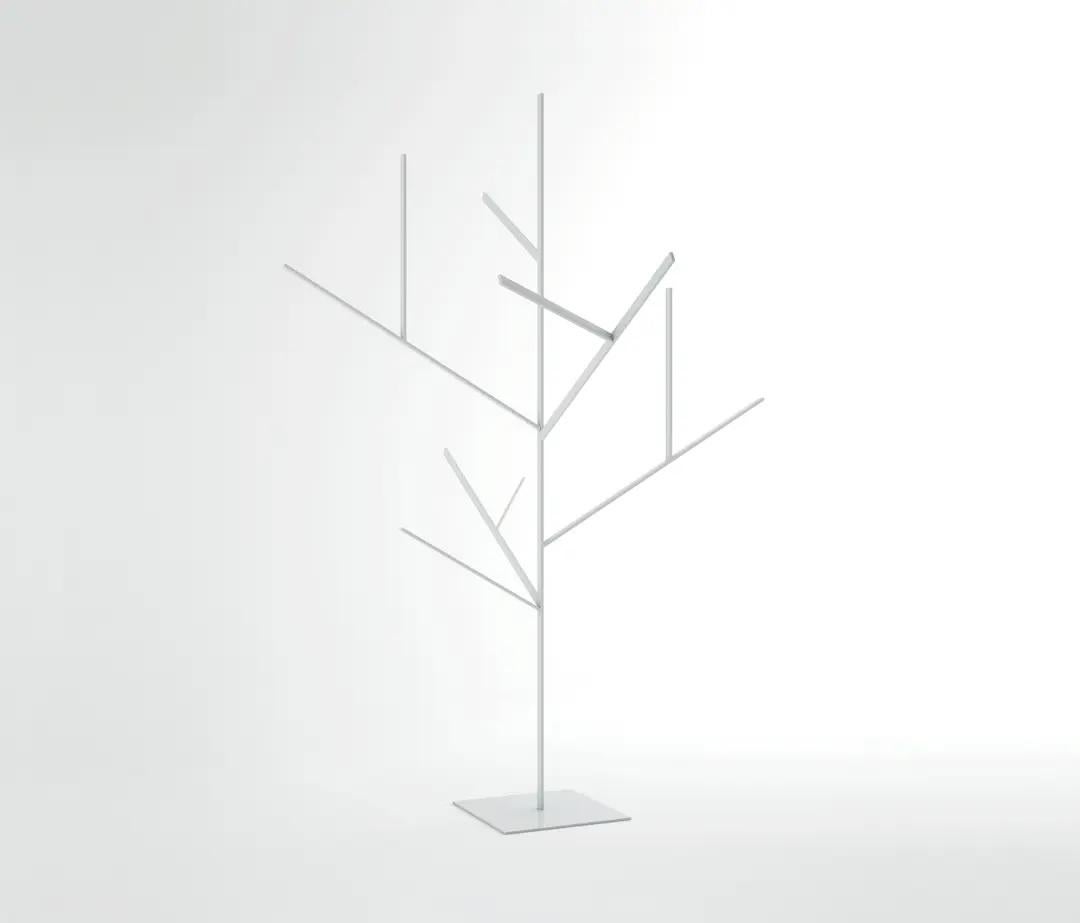 BLAU L1 Lampada Albero - Scultura luminosa a LED per esterni

Design di Fran Silvestre Arquitectos per GANDIABLASCO

Fondendo architettura, scultura e luce, la lampada ad albero BLAU L1 trasforma l'ambiente esterno con la sua silhouette distintiva e