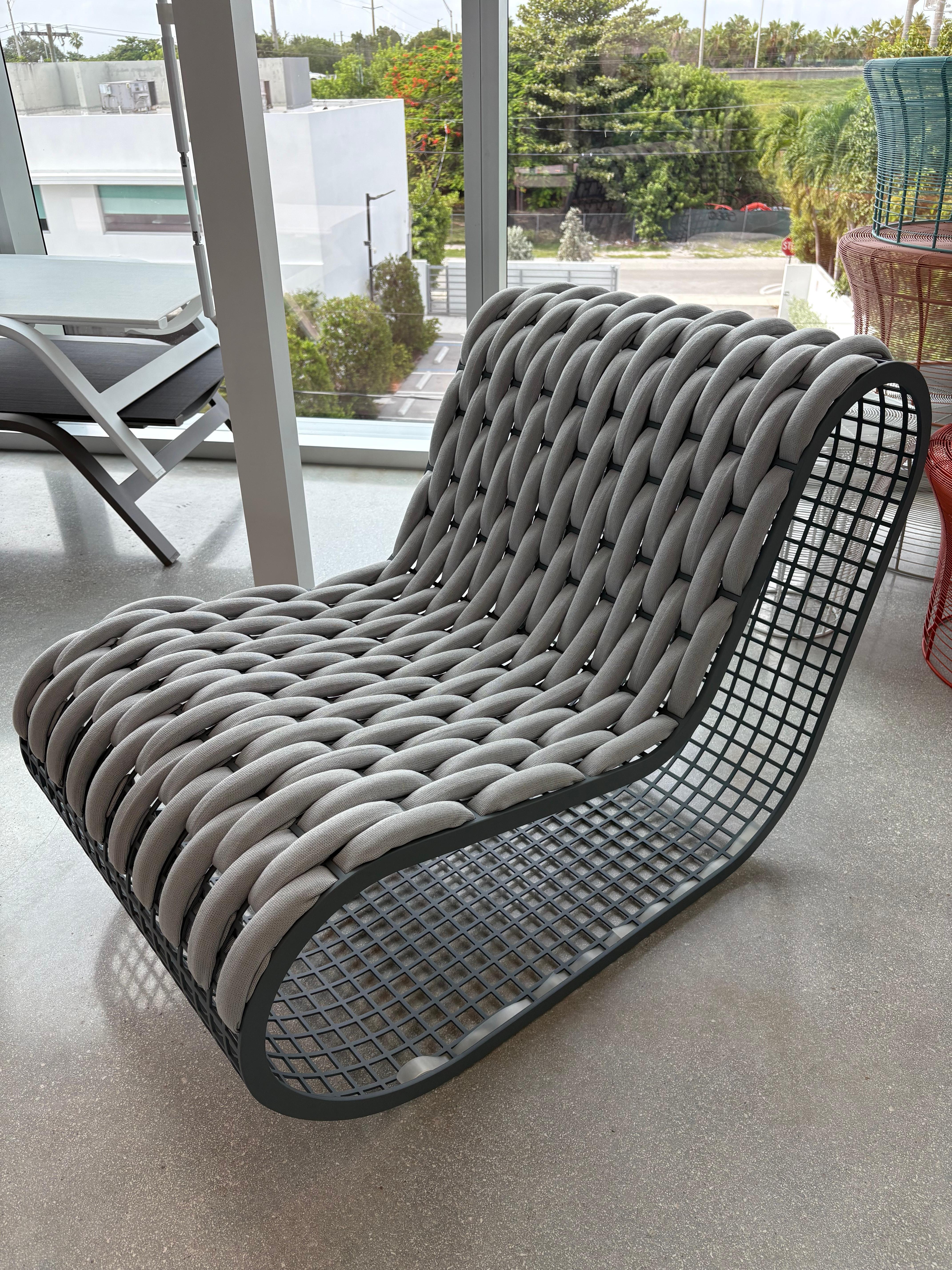 Buit club chair für draußen von Gandia Blasco

Der von Mayice Studio entworfene Buit Club Chair ist ein kühner Ausdruck modernen Designs für den Außenbereich, der die architektonische Struktur mit der Weichheit des Materials in Einklang bringt. Das