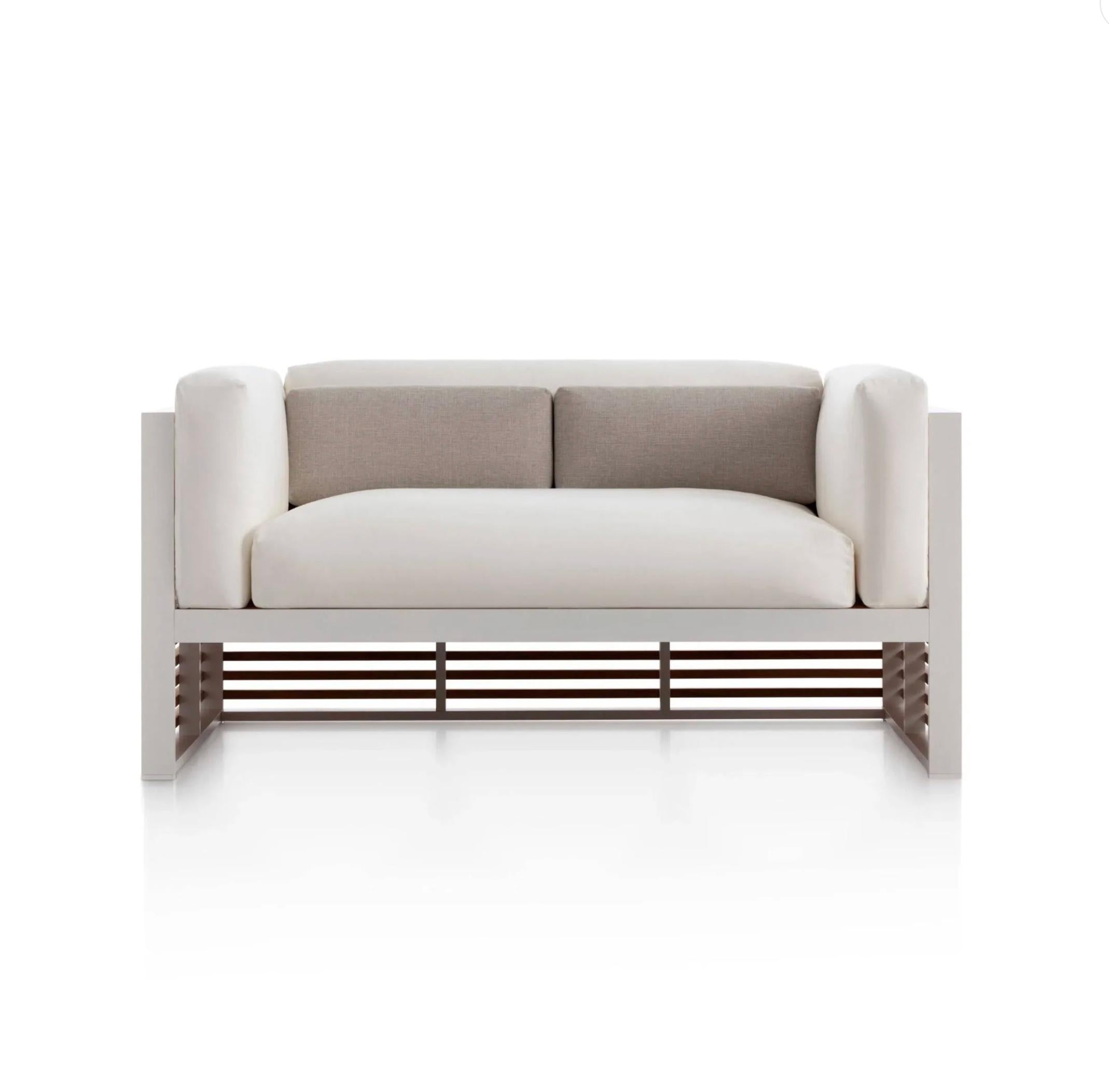 DNA 2-Sitzer Sofa für draußen von Gandia Blasco

Raffinesse im Freien trifft auf architektonisches Design beim DNA 2-Sitzer Sofa von José A. Gandía-Blasco. Inspiriert von mediterranen Fensterläden und dem klaren Rhythmus der östlichen Architektur,