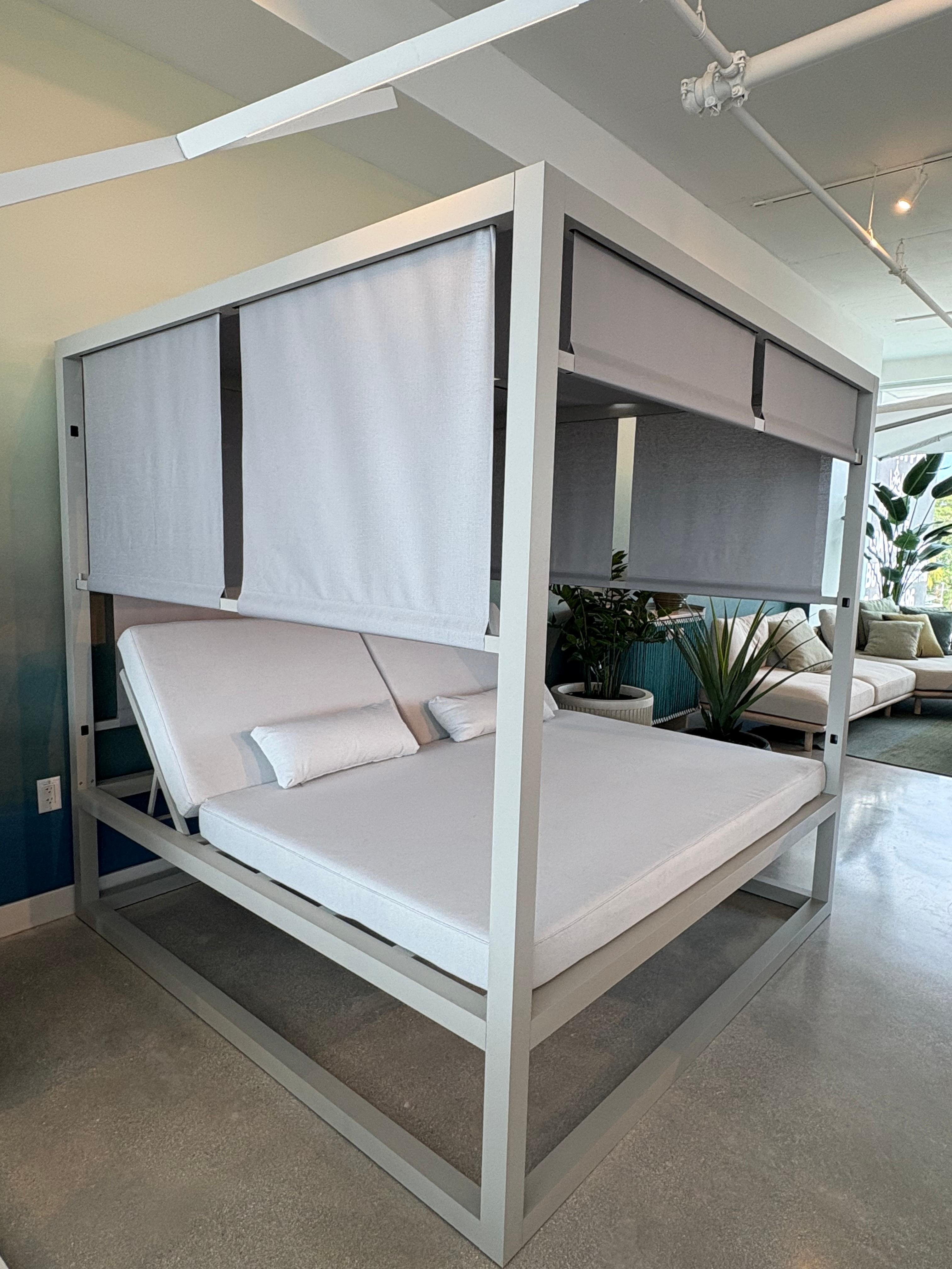 Gandia Blasco Elevated Reclining Daybed In New Condition For Sale In Miami, FL