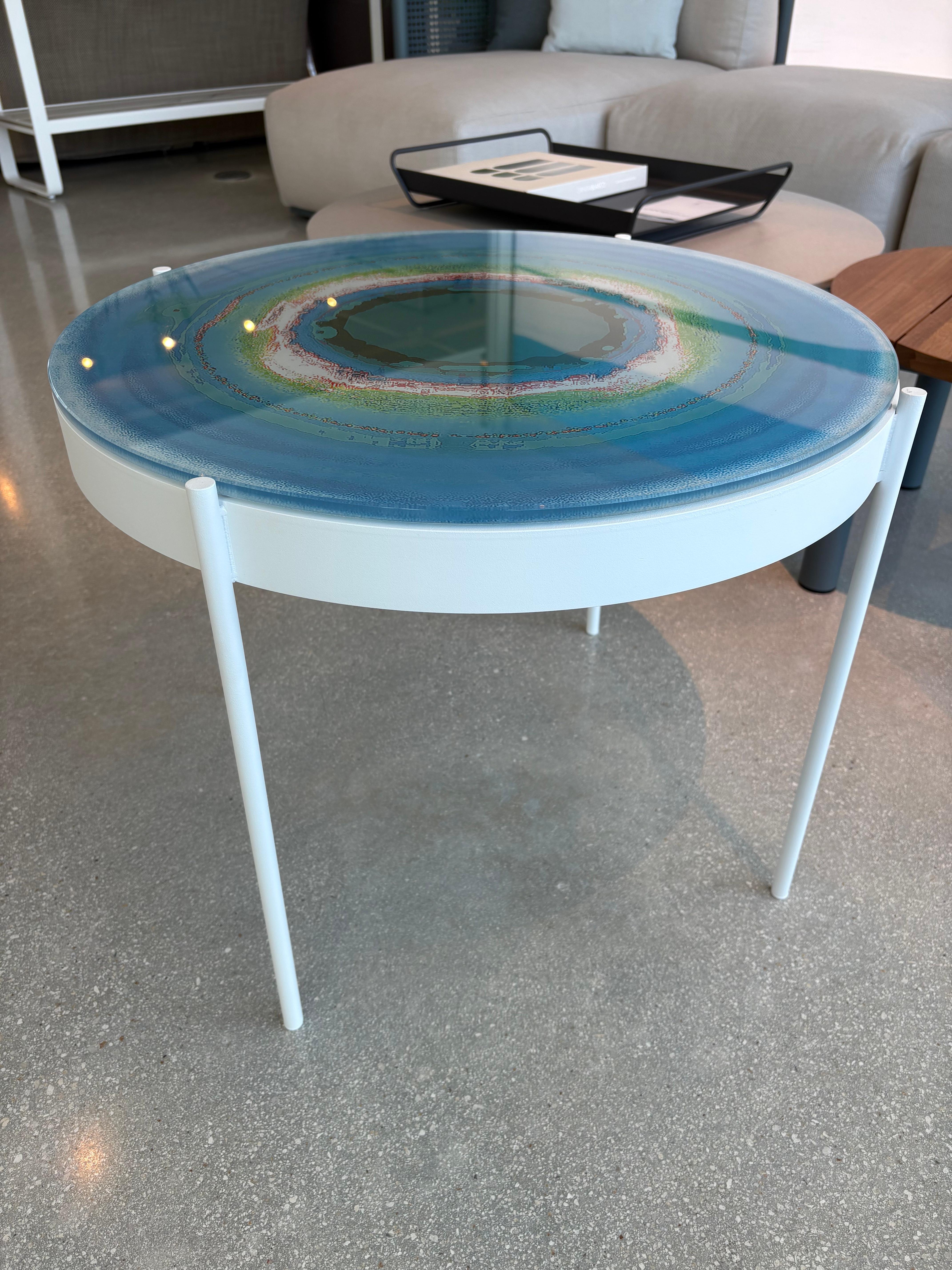 Table basse d'extérieur Iris par Gandia Blasco, finition couchers de soleil froids d'Ibiza

La table basse Iris d'Alejandra Gandía-Blasco est un exemple convaincant de mobilier d'extérieur en tant qu'art fonctionnel. Cette version présente une base