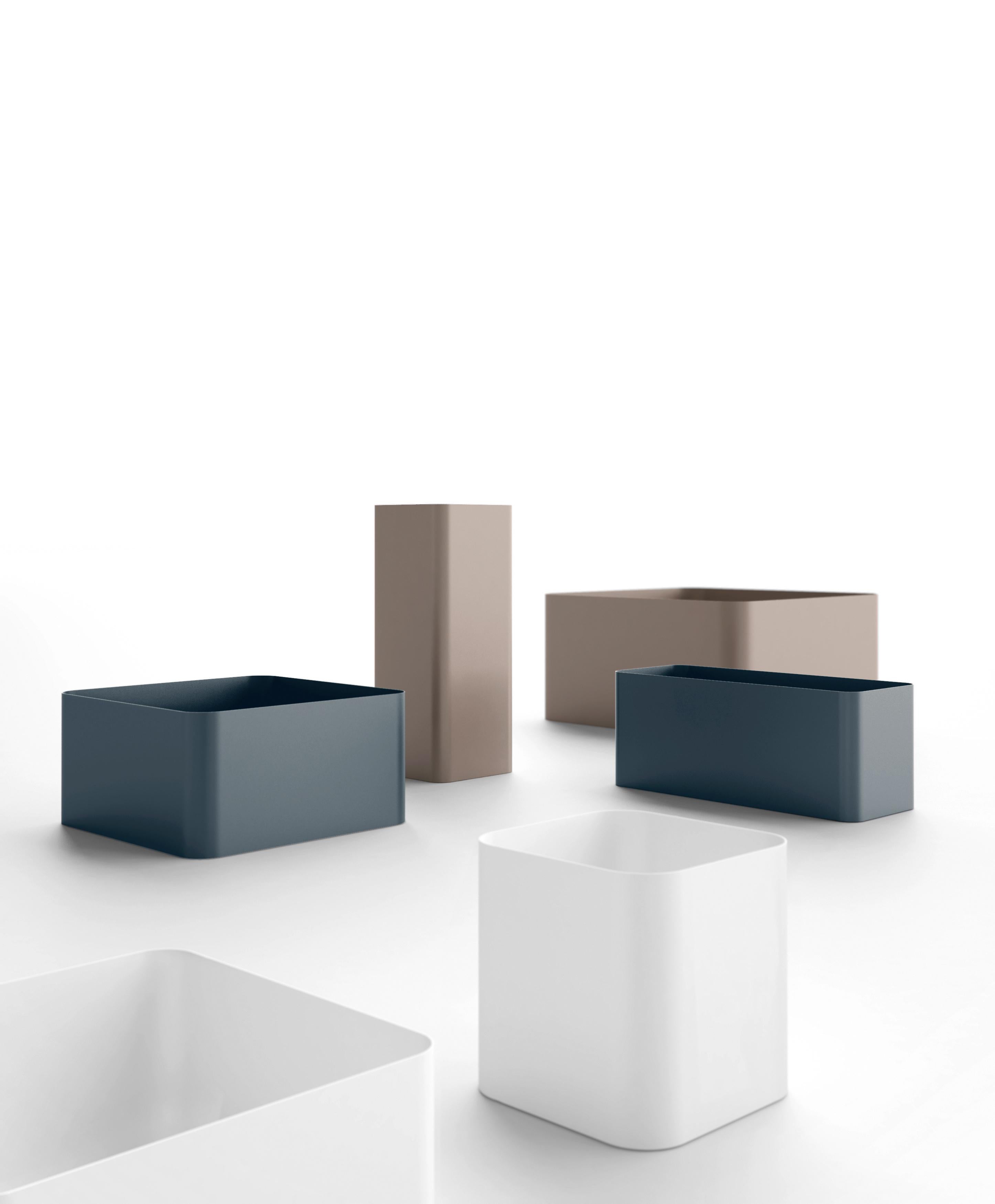 “Lining up several Sonora planters in a row allows areas to be divided as using a separator.” – Pablo Gironés (Designer) – SONORA is a collection of designer planters inspired by the outlined sand dunes of the natural SONORA landscape. Their sober