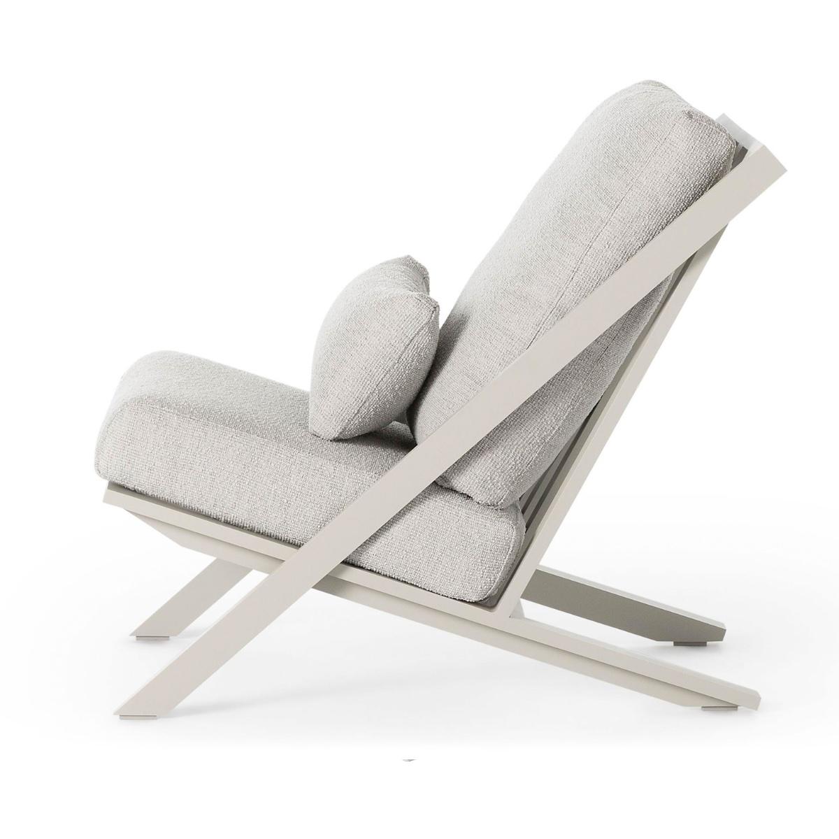 Sillón de exterior Timeless Relax Club Chair by Gandía Blasco

La Silla Club Relax Intemporal destila la elegancia y sencillez del diseño modernista en una acogedora forma para exteriores. Fabricada íntegramente en aluminio con recubrimiento de