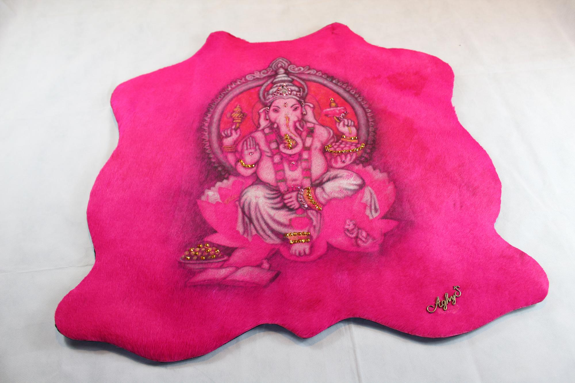 Hand-painted cow leather fuchisa tapestry, Ganesh figure.
Dressed with Swarovski pink and ambers. Back lined with coordinated fabric black with flowers oriental style.
Entirely made in Italy.

The item listed is ready for shipment.
Custom