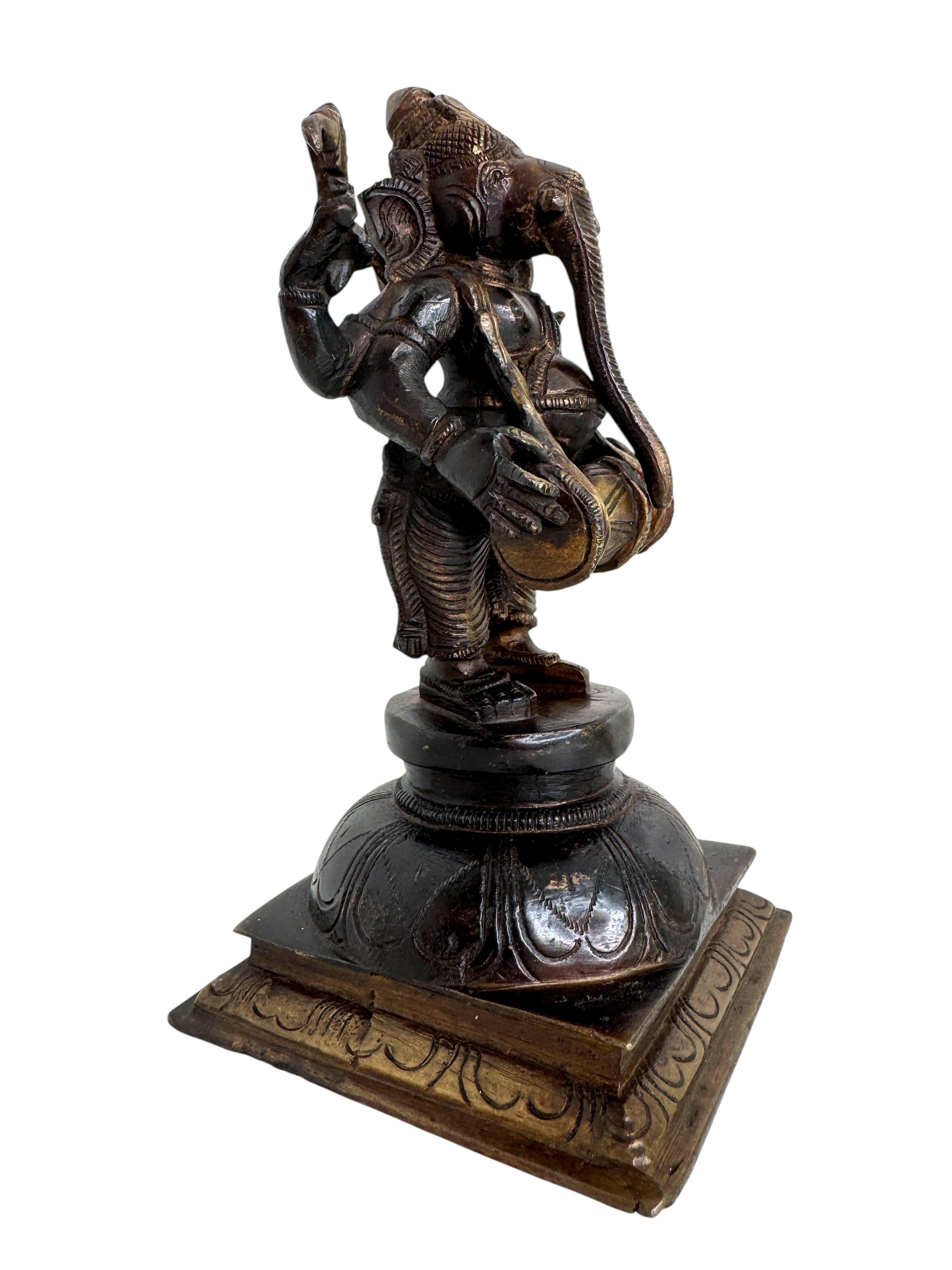 Una scultura o una statua decorativa fatta a mano. Alcuni segni di usura, ma si tratta di vecchiaia. Realizzato in bronzo. Pensiamo che provenga dall'Asia e che sia stato realizzato a metà del XX secolo. Trovato in una vendita immobiliare a