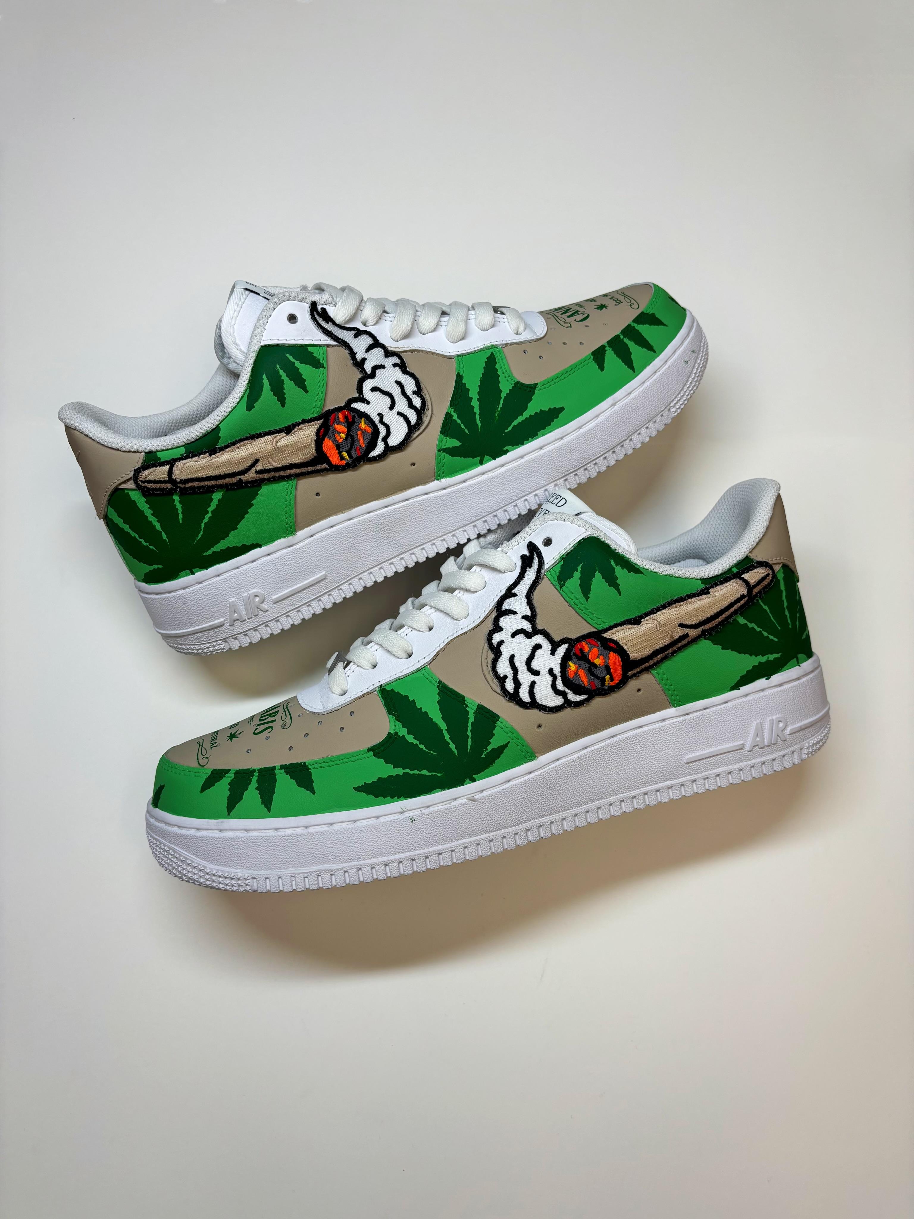 Queste sneakers ispirate alla Ganja Air Force 1 Concept sono dipinte a mano da Reed Revesz. Sono l'accessorio perfetto per ogni fan della Ganja. Le scarpe da ginnastica Reed Revesz sono realizzate su misura e in genere richiedono dalle 2 alle 4