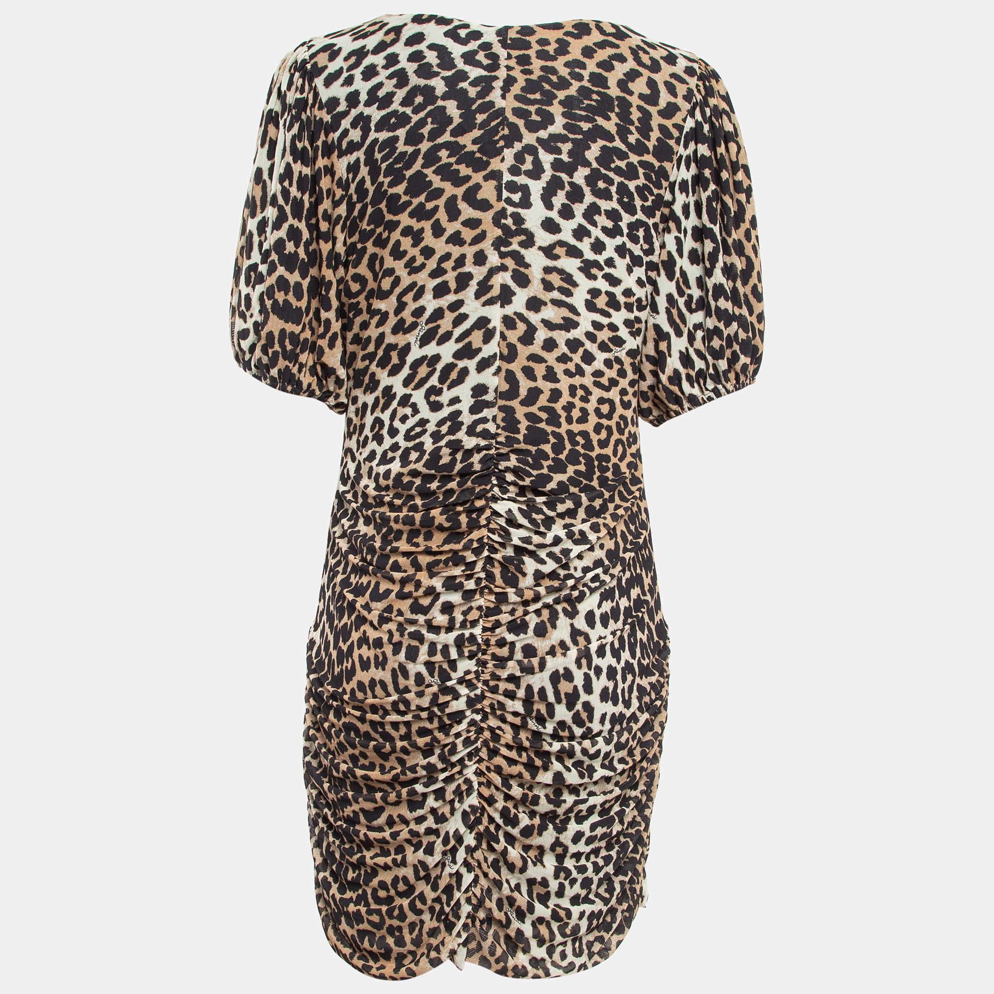 Questo miniabito di Ganni è caratterizzato da una qualità e da una lavorazione eccezionali, con una vestibilità sartoriale che valorizza ogni silhouette. Prova un comfort ineguagliabile senza compromettere lo stile con questa scelta.